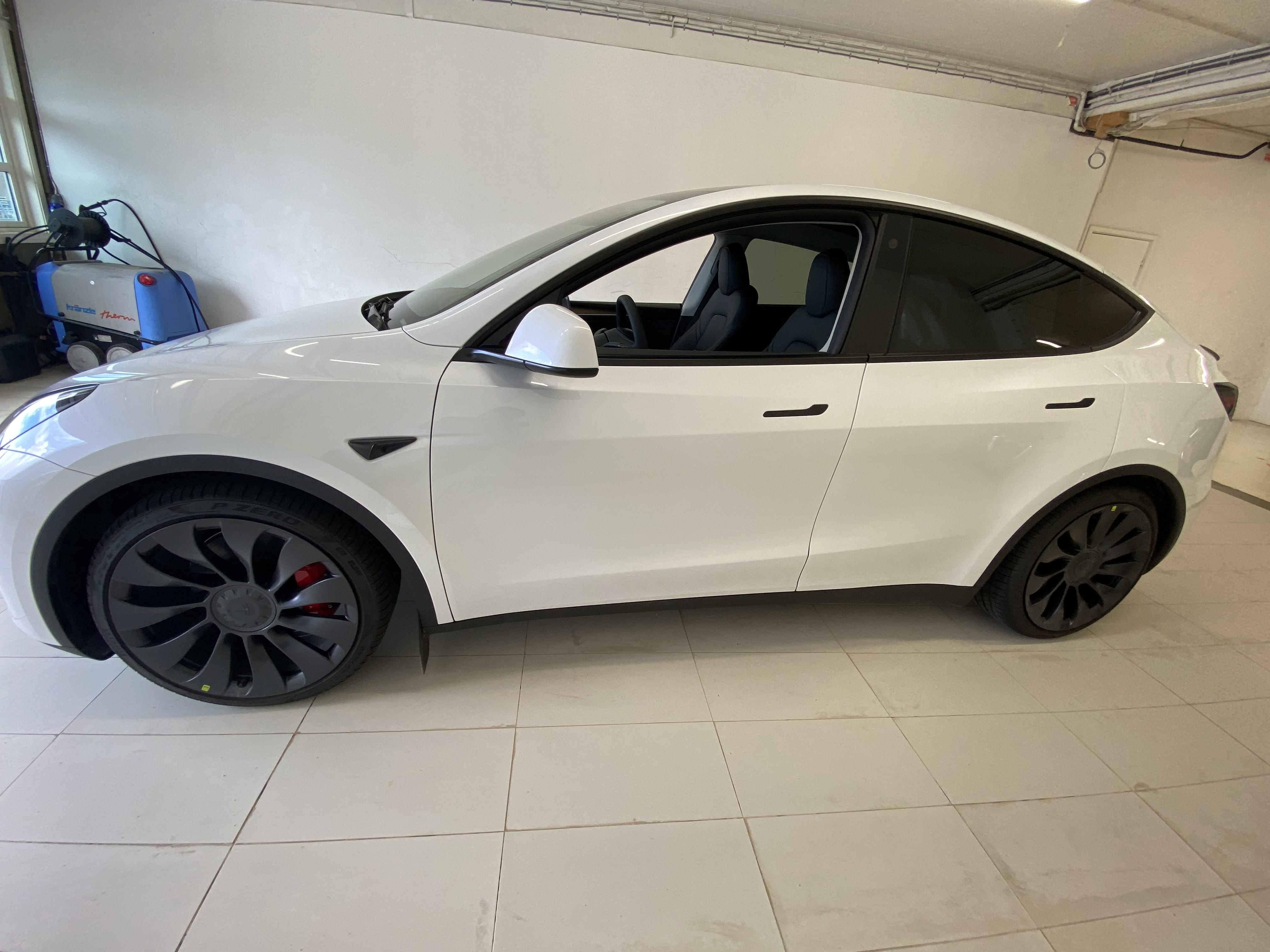 Tesla Model Y Performance med Aircondition