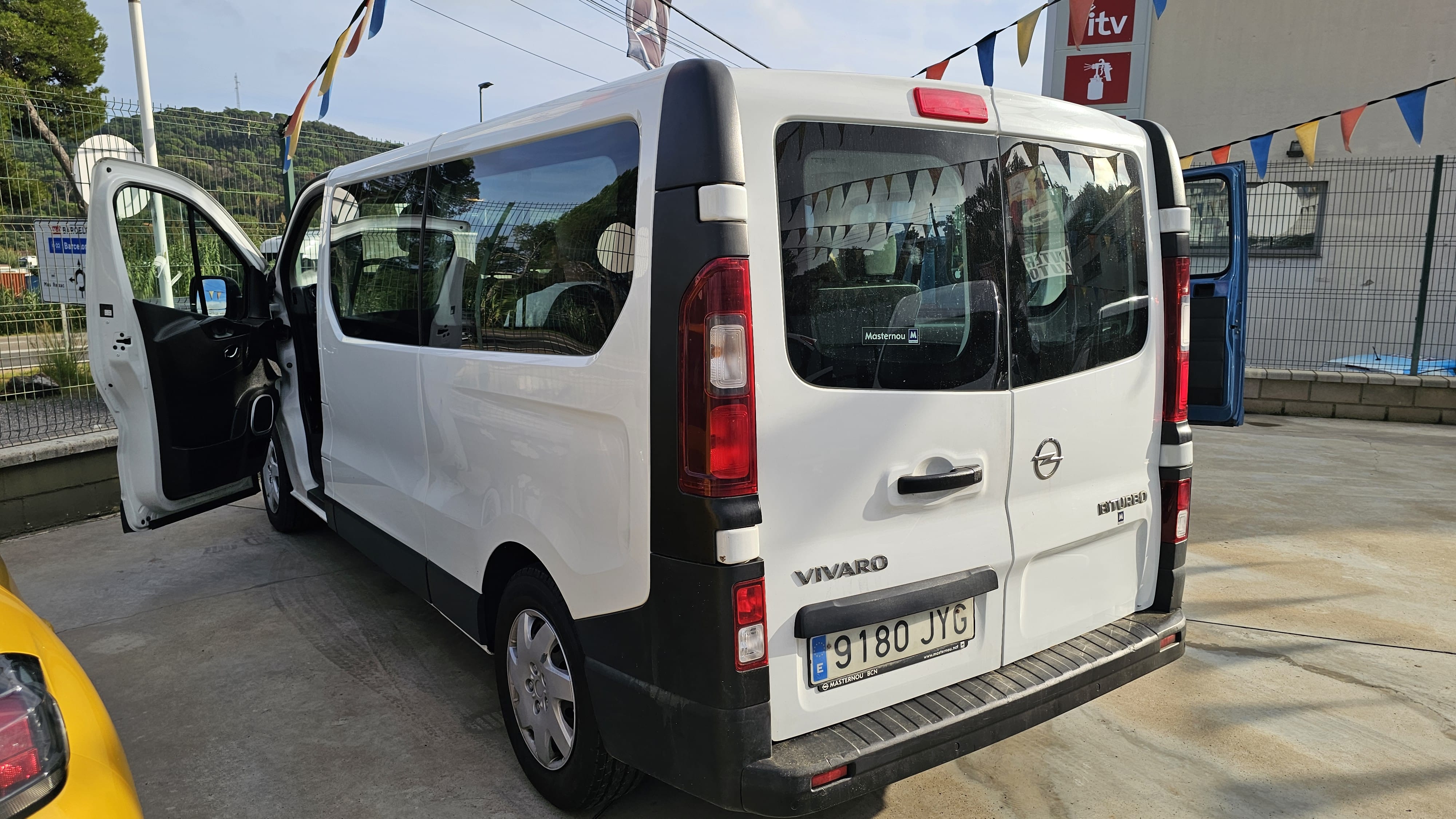 Opel Vivaro Combi 9 Plazas mit Audio-/iPod-Zugang