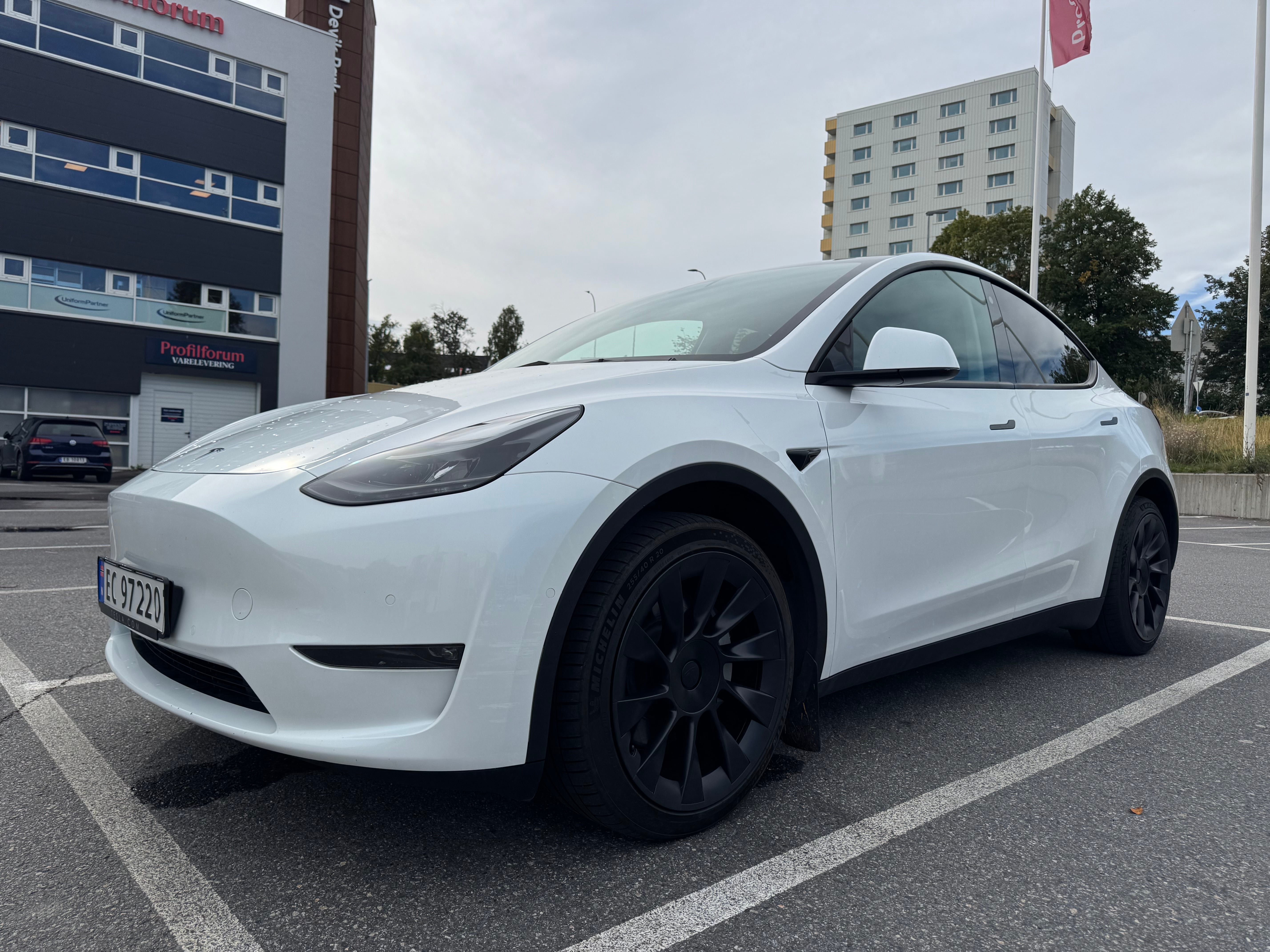 Tesla Model Y Long Range med Cruisekontroll
