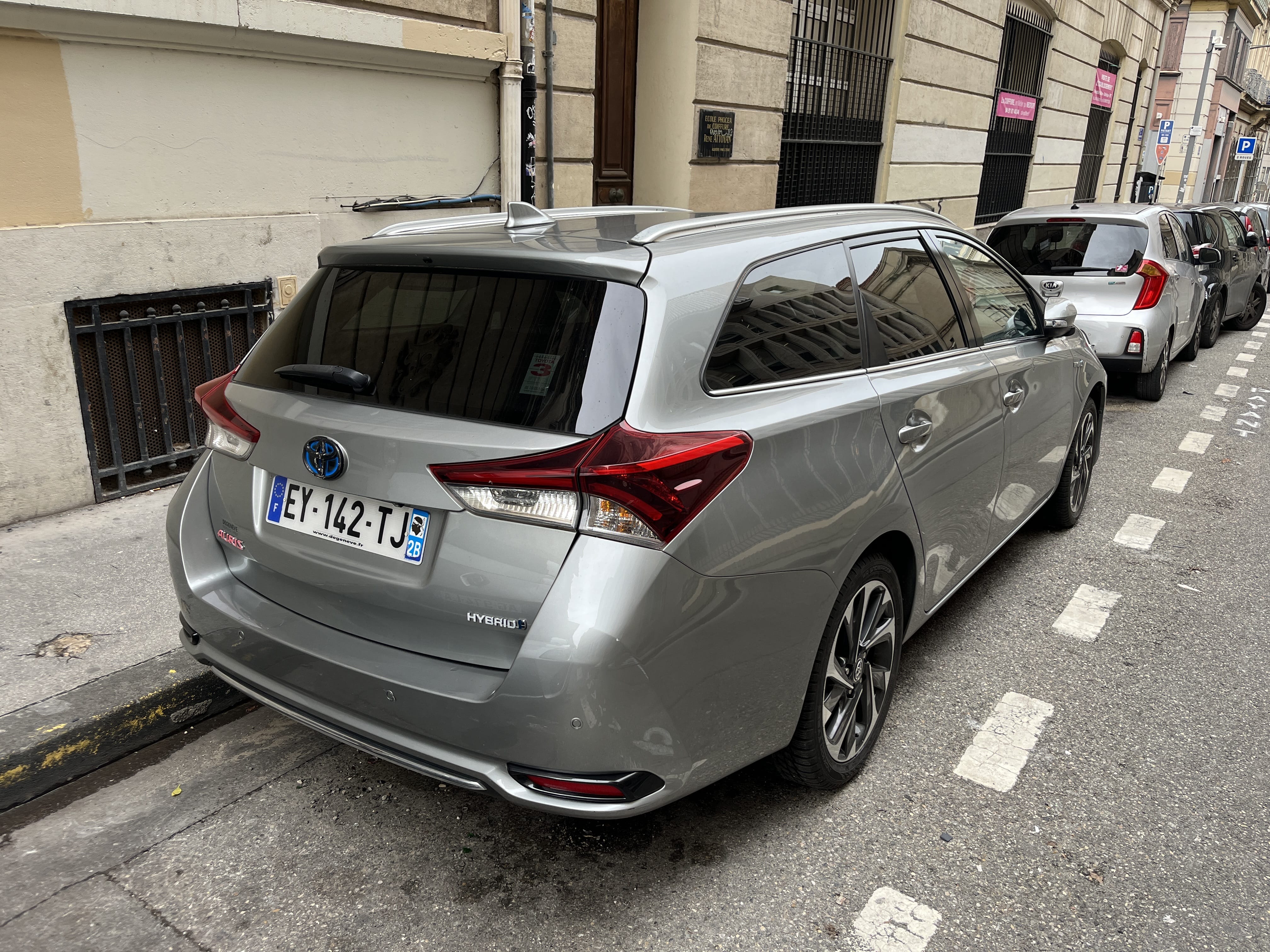Toyota Auris Touring Sports  – Hybride  & Grand coffre  – Pneus neige  - Marseille Préfecture met Sneeuwbanden