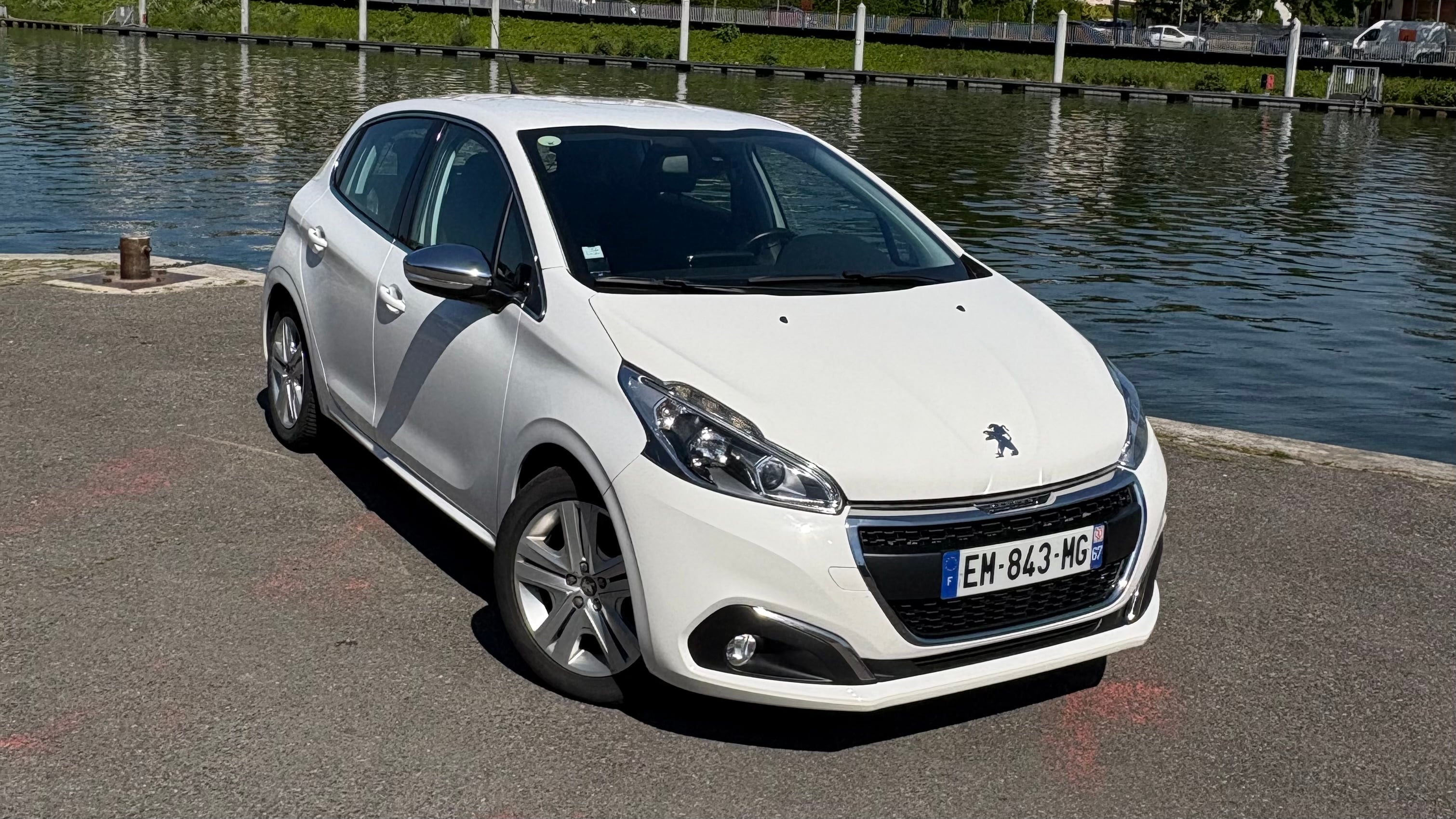 Peugeot 208 avec Apple CarPlay