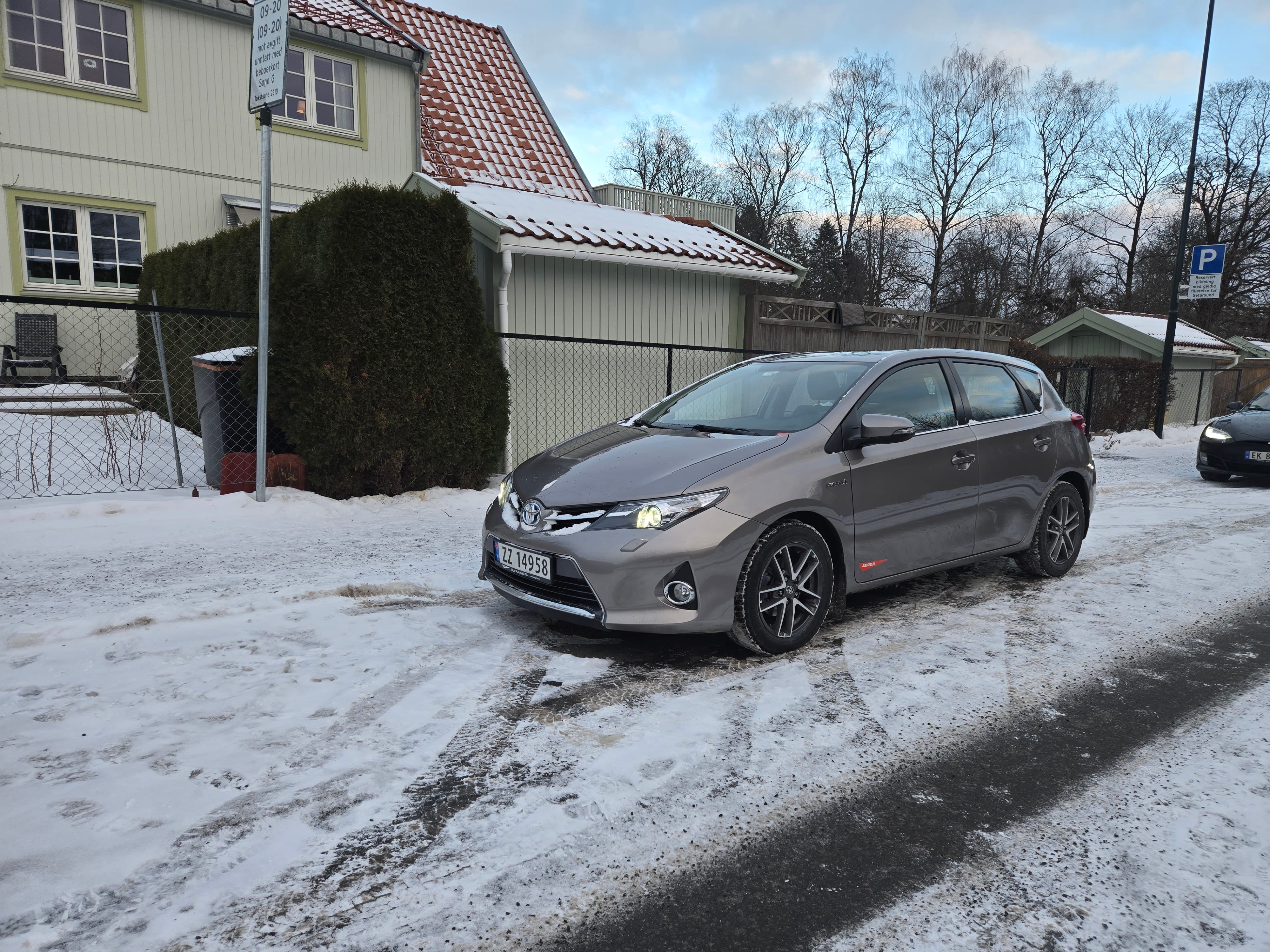 Toyota Auris 1,8 Automat, Bensin, Drivstoffvennlig, inkl Beboerkort sone, 2013, Blyfri 95 / Electric (hybrid), automatic