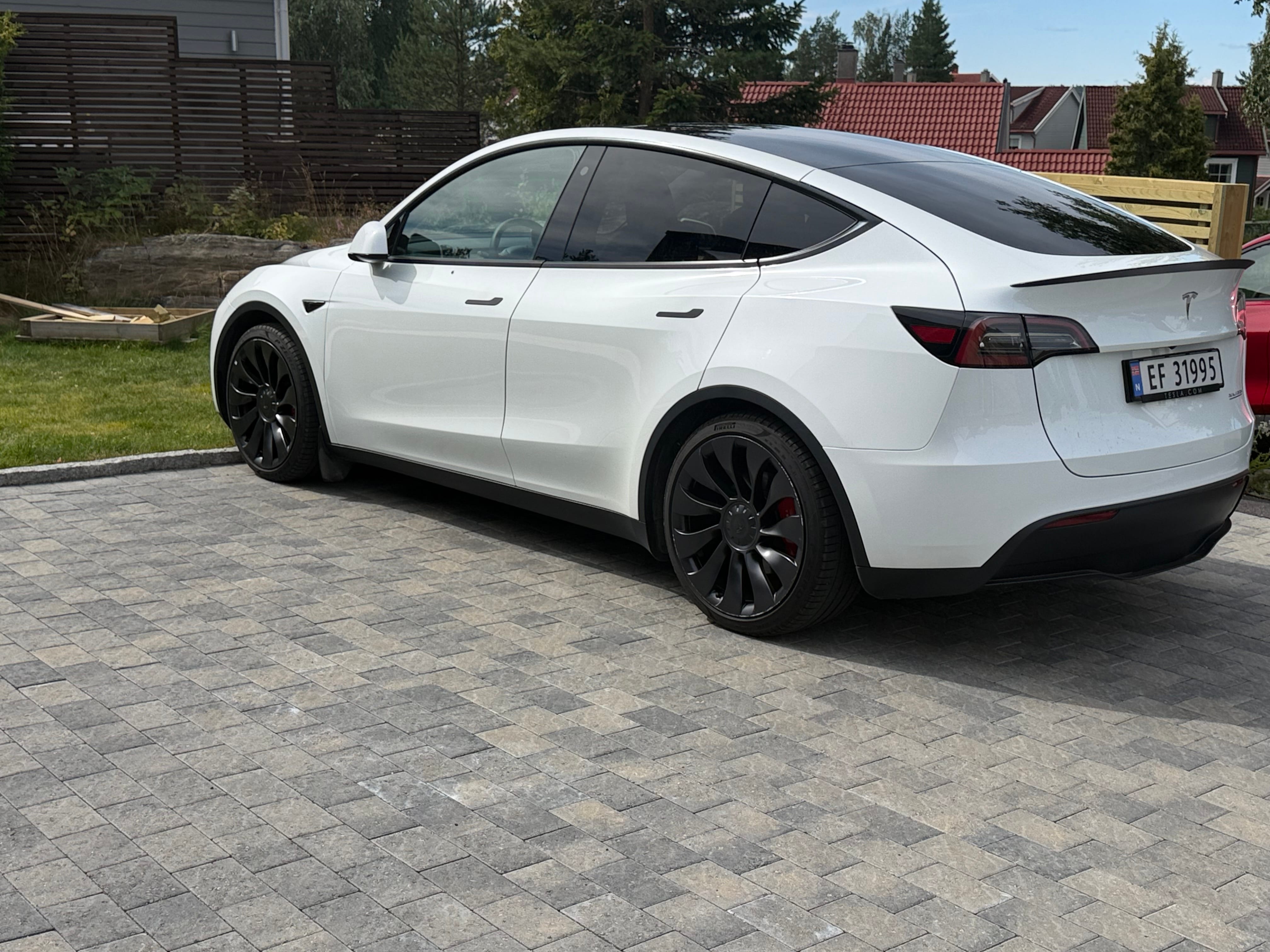 Tesla Model Y Performance med GPS