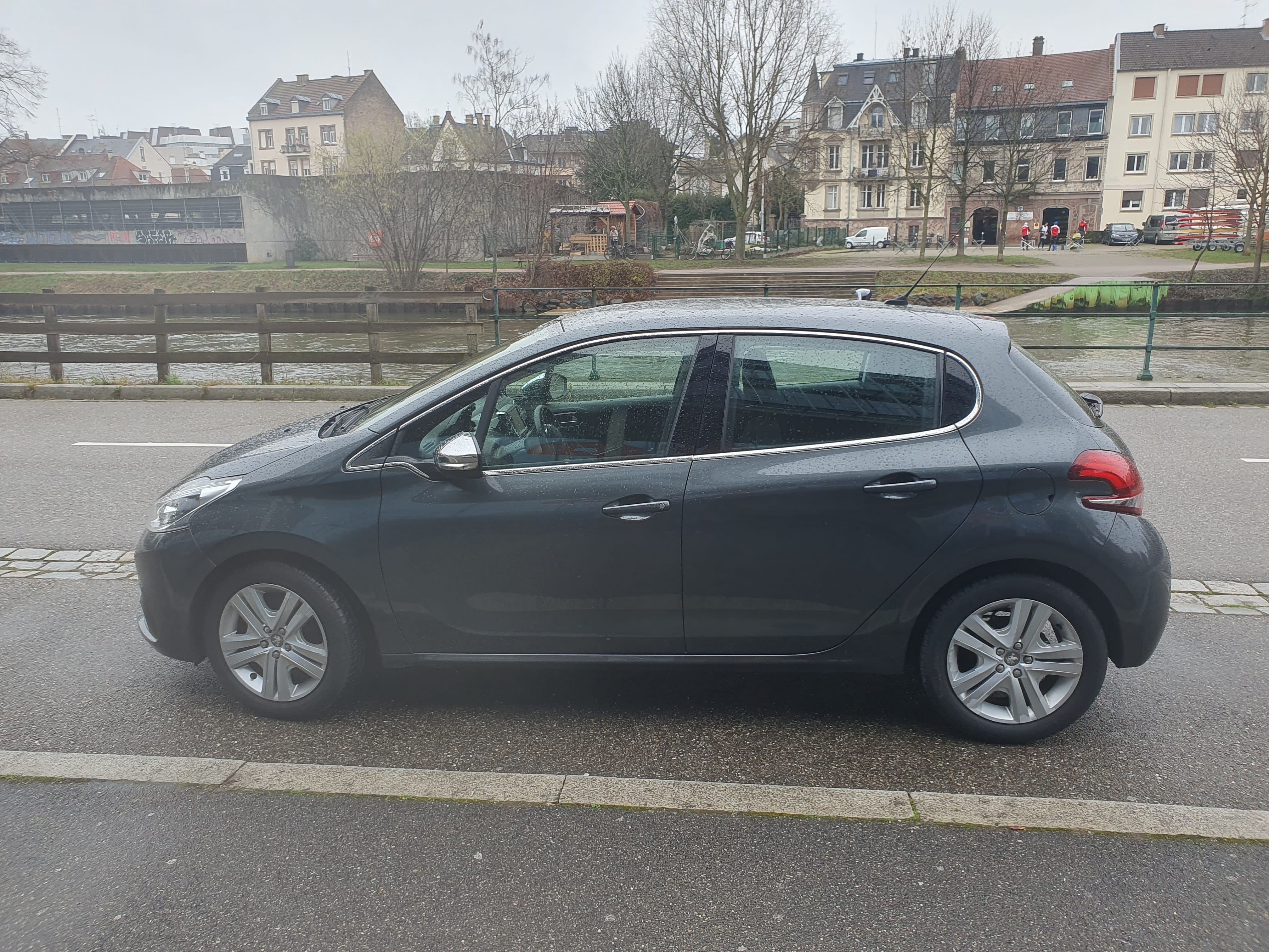 Peugeot 208 Allure essence avec Climatisation