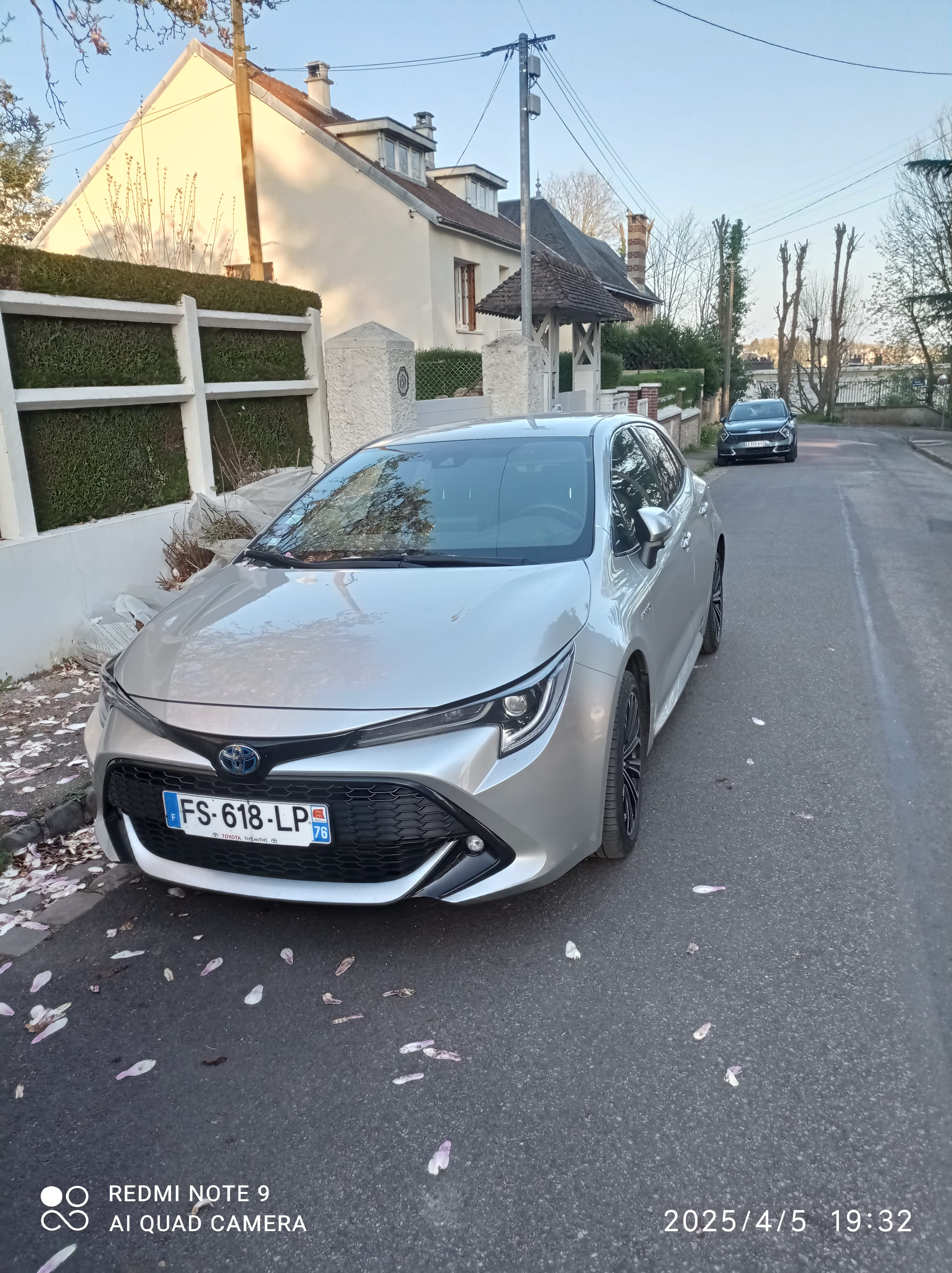 Toyota Corolla, 2019, Essence 95 / Électrique (hybride), automatique