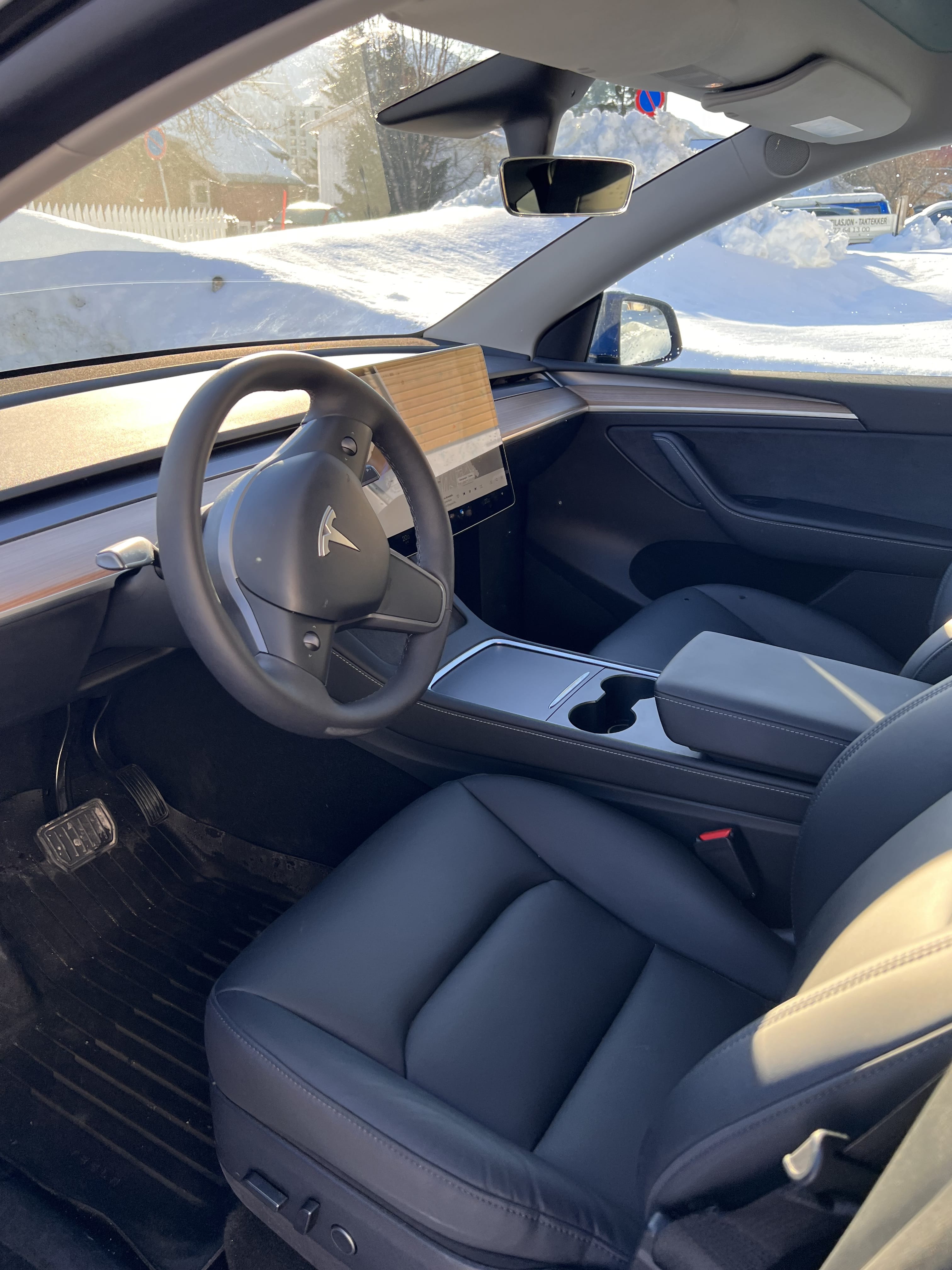 Tesla Model Y med Cruisekontroll