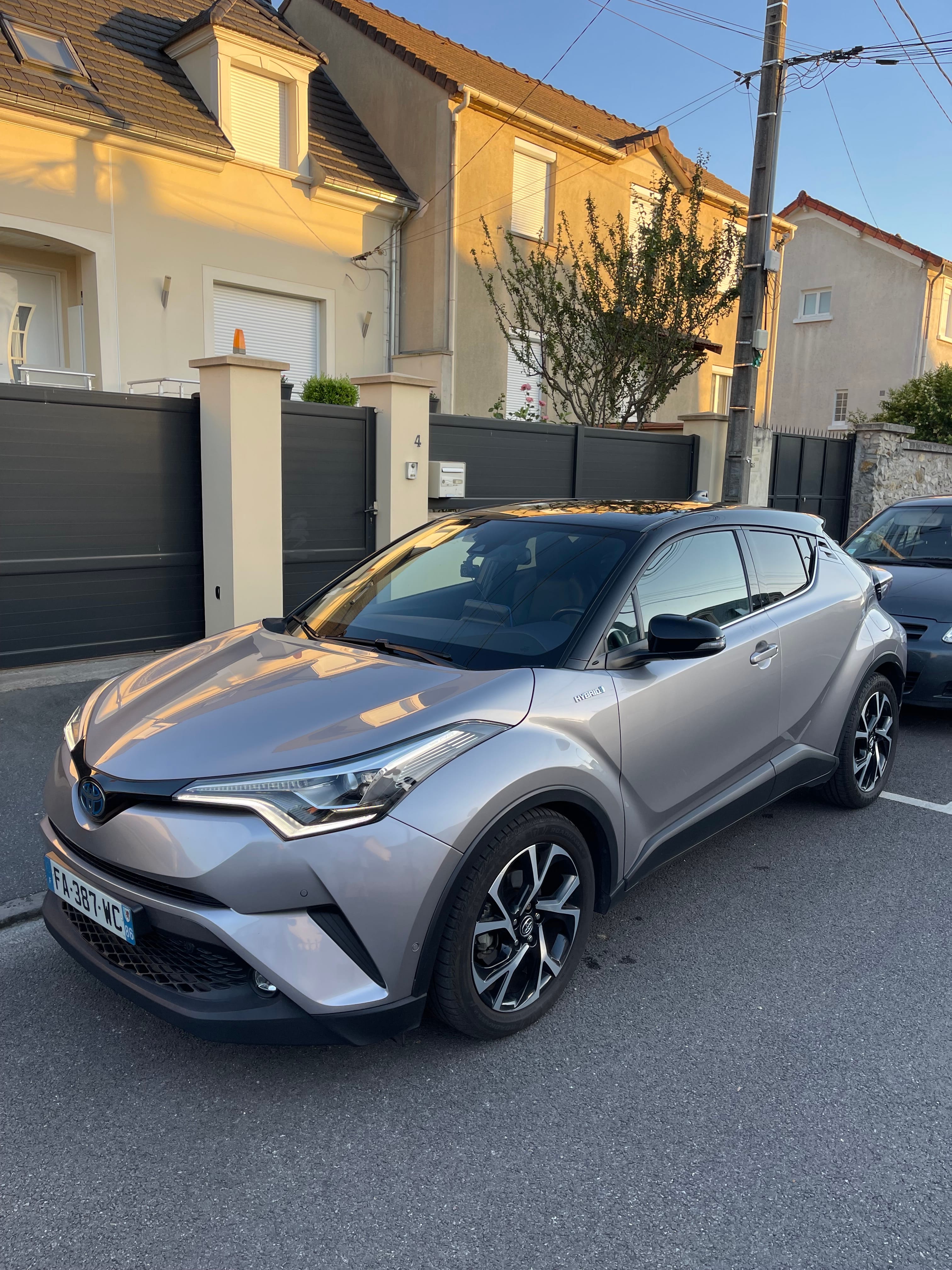 Toyota C-HR Hybrid, 2018, Essence 95 / Électrique (hybride), automatique