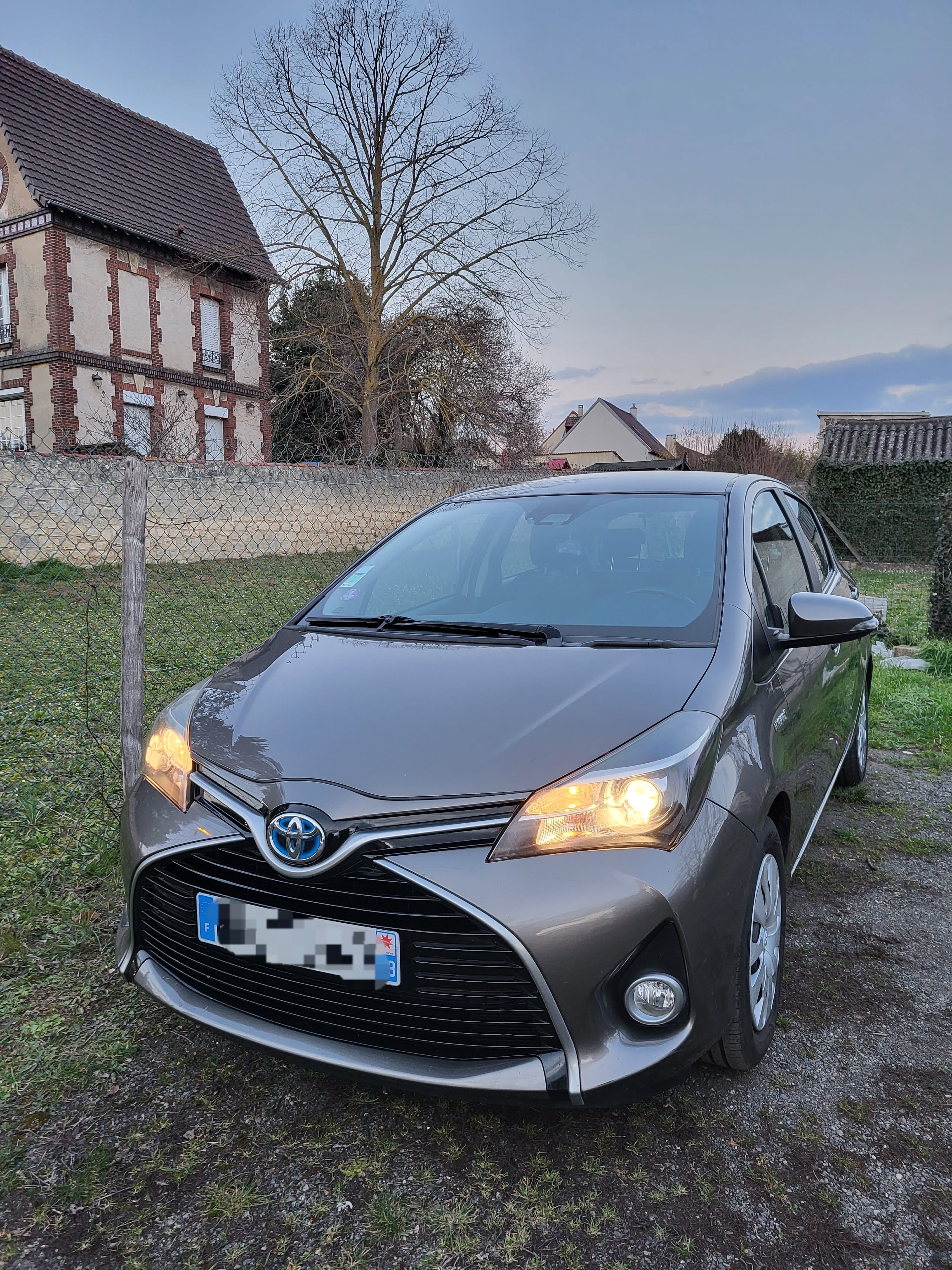Toyota Yaris Hybride, 2016, Essence 95 / Électrique (hybride), automatique