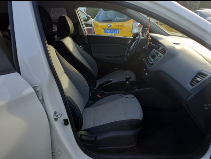 Hyundai i20 1.2 gasolina súper 95 con Silla infantil