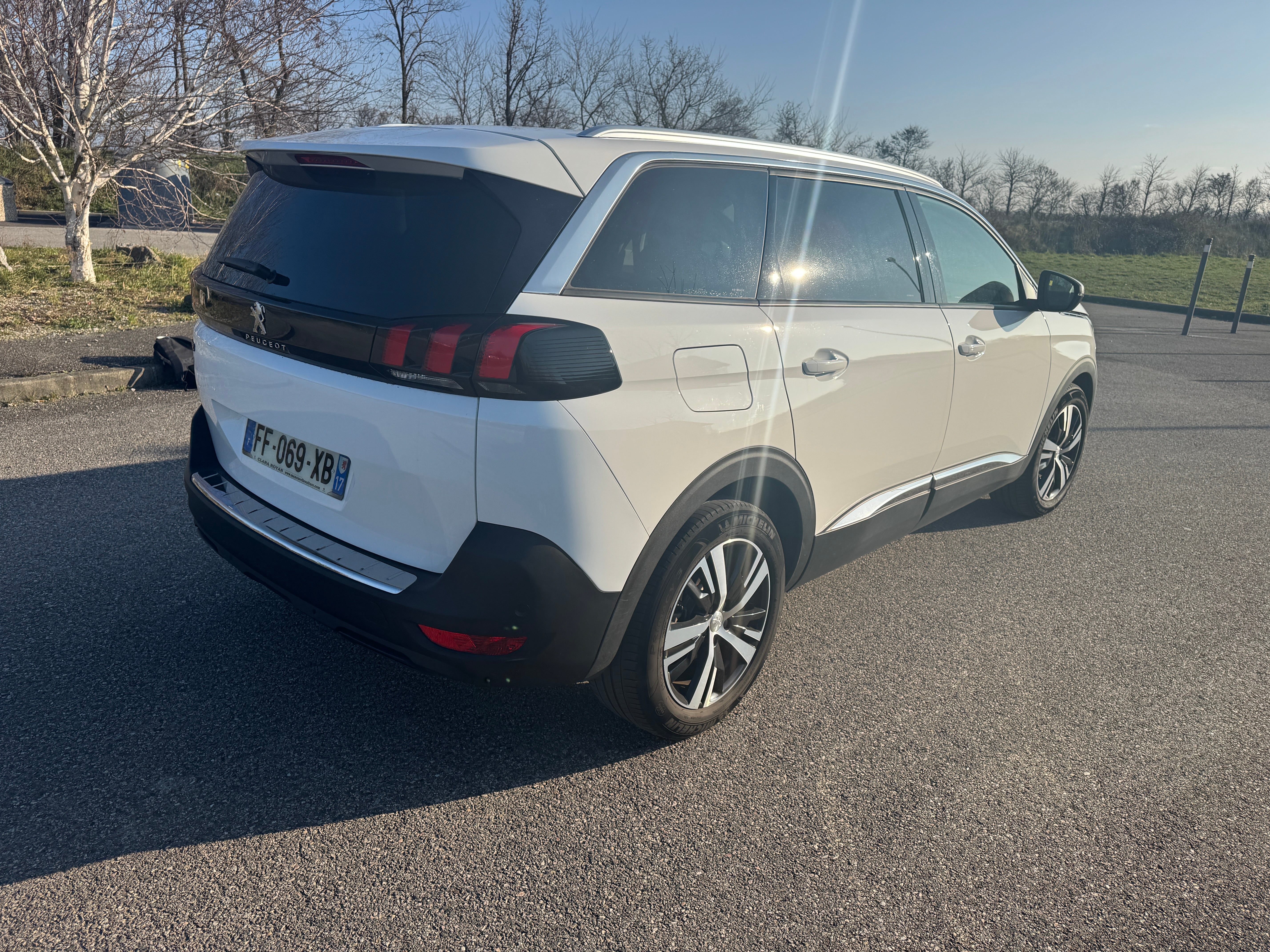 Peugeot 5008 avec GPS