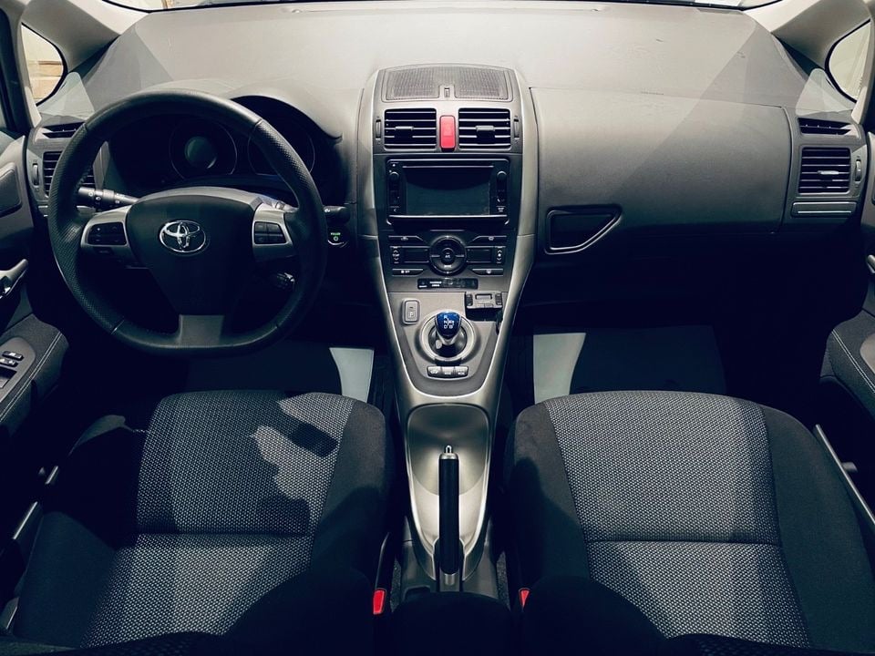 Toyota Auris, 2012, Blyfri 95 / Elektrisk (hybrid), automatisk