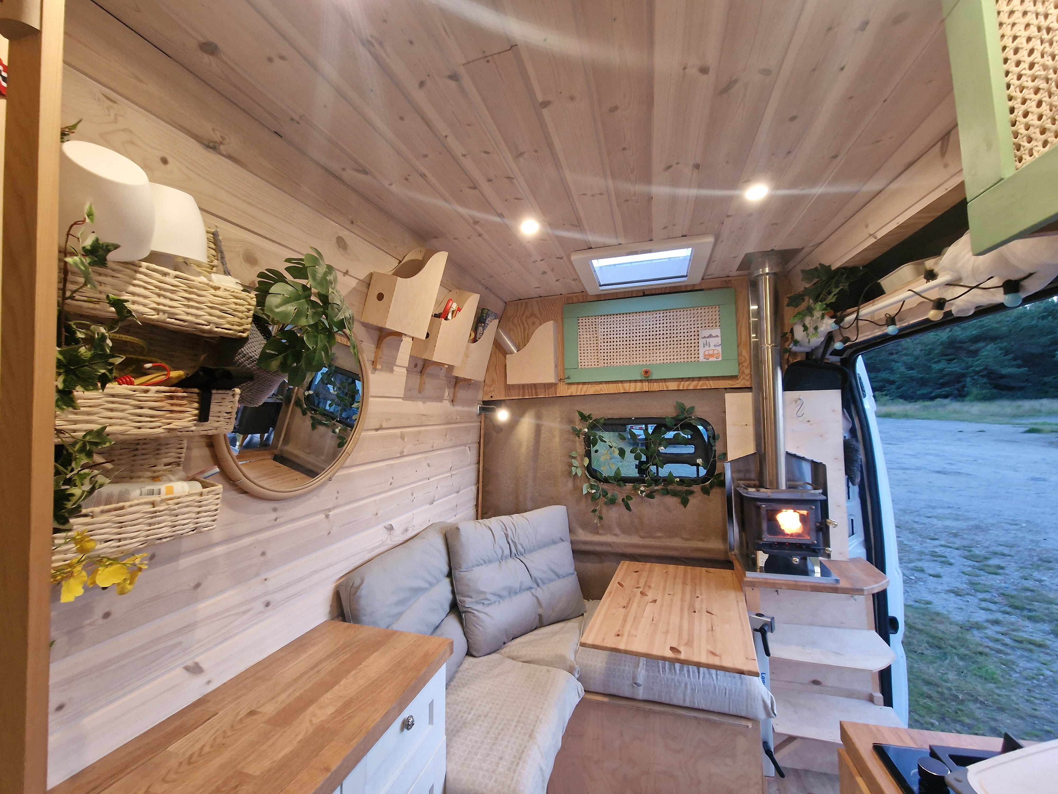 Peugeot Boxer Campervan med peis og kjøkken