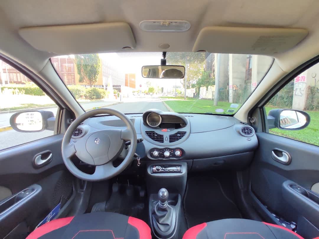 Renault Twingo 2 - Crit'Air 1 with USB charging ports