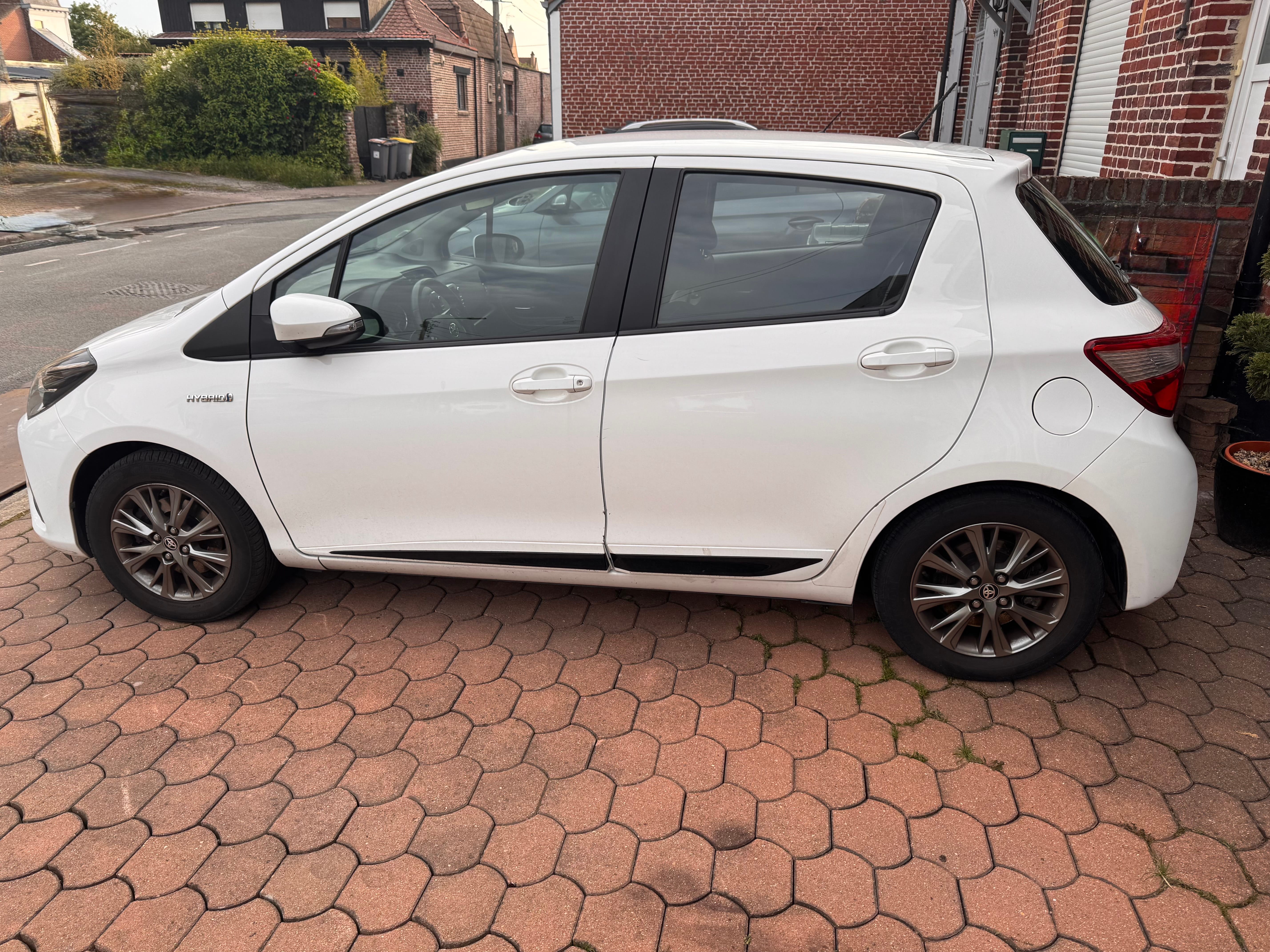 Toyota Yaris, 2017, Essence 95 / Électrique (hybride), automatique