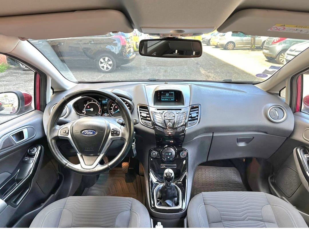 Ford Fiesta avec Siège bébé