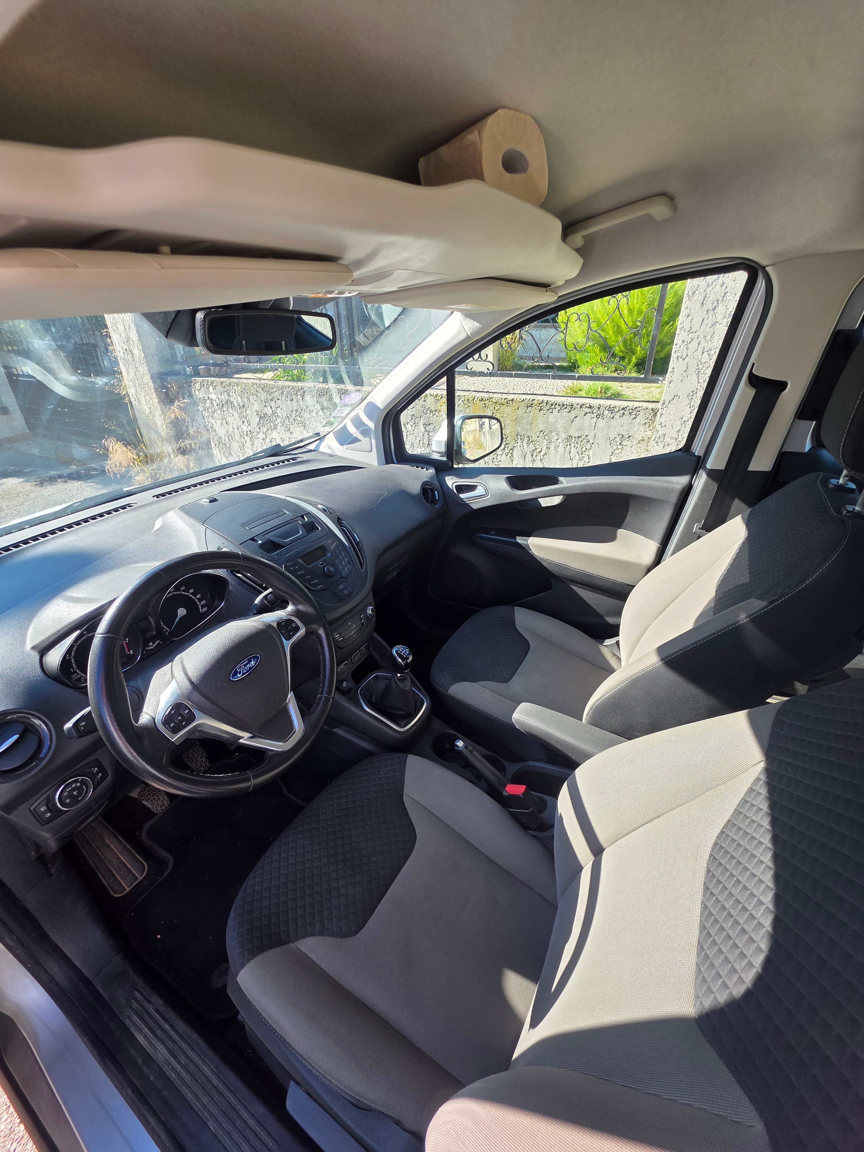 Ford Tourneo Courier 5 places Grand coffre avec Audio Bluetooth