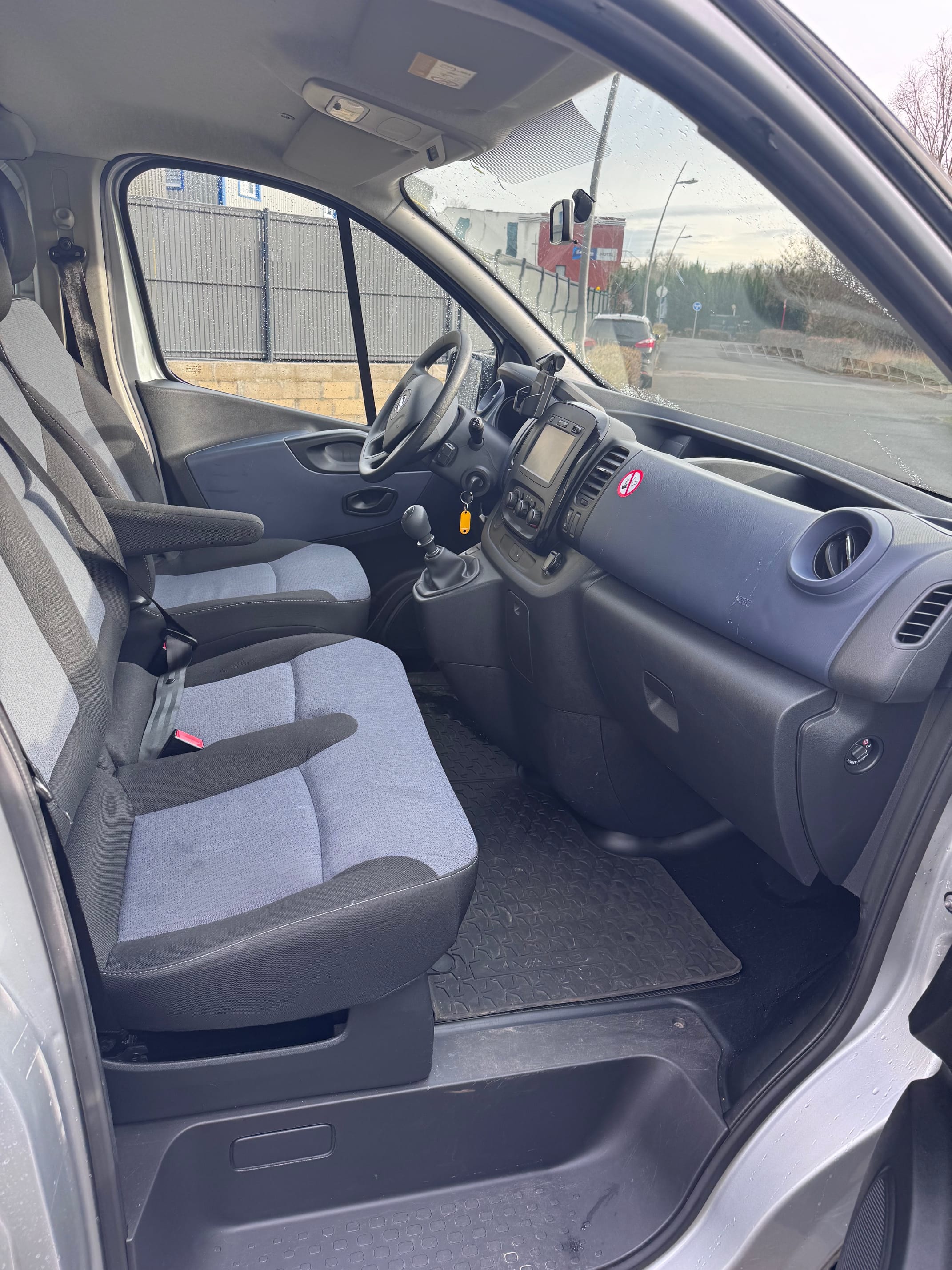 Opel Vivaro Combi avec Pneus neige