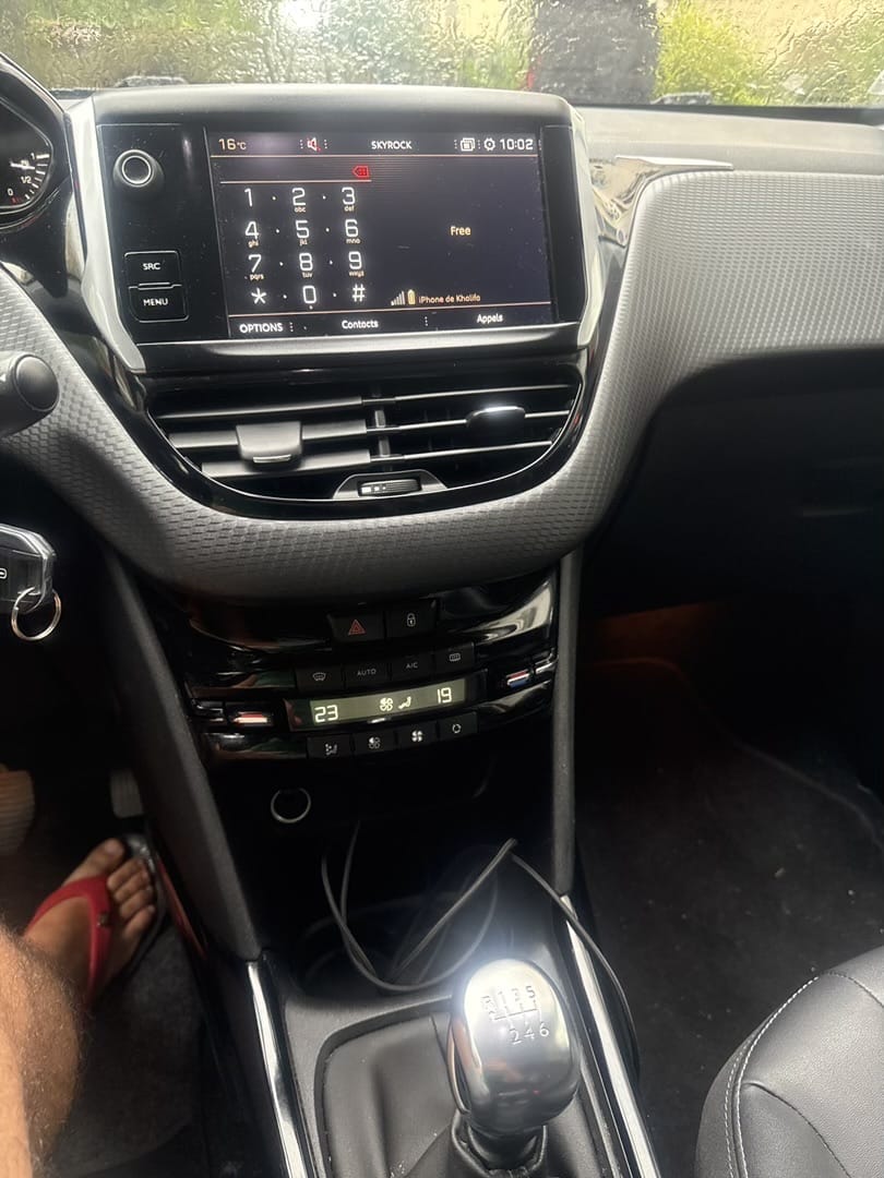 Peugeot 2008 prise en charge et retour ultra faciles. Flexible 24/7 – Parking privé avec Siège bébé