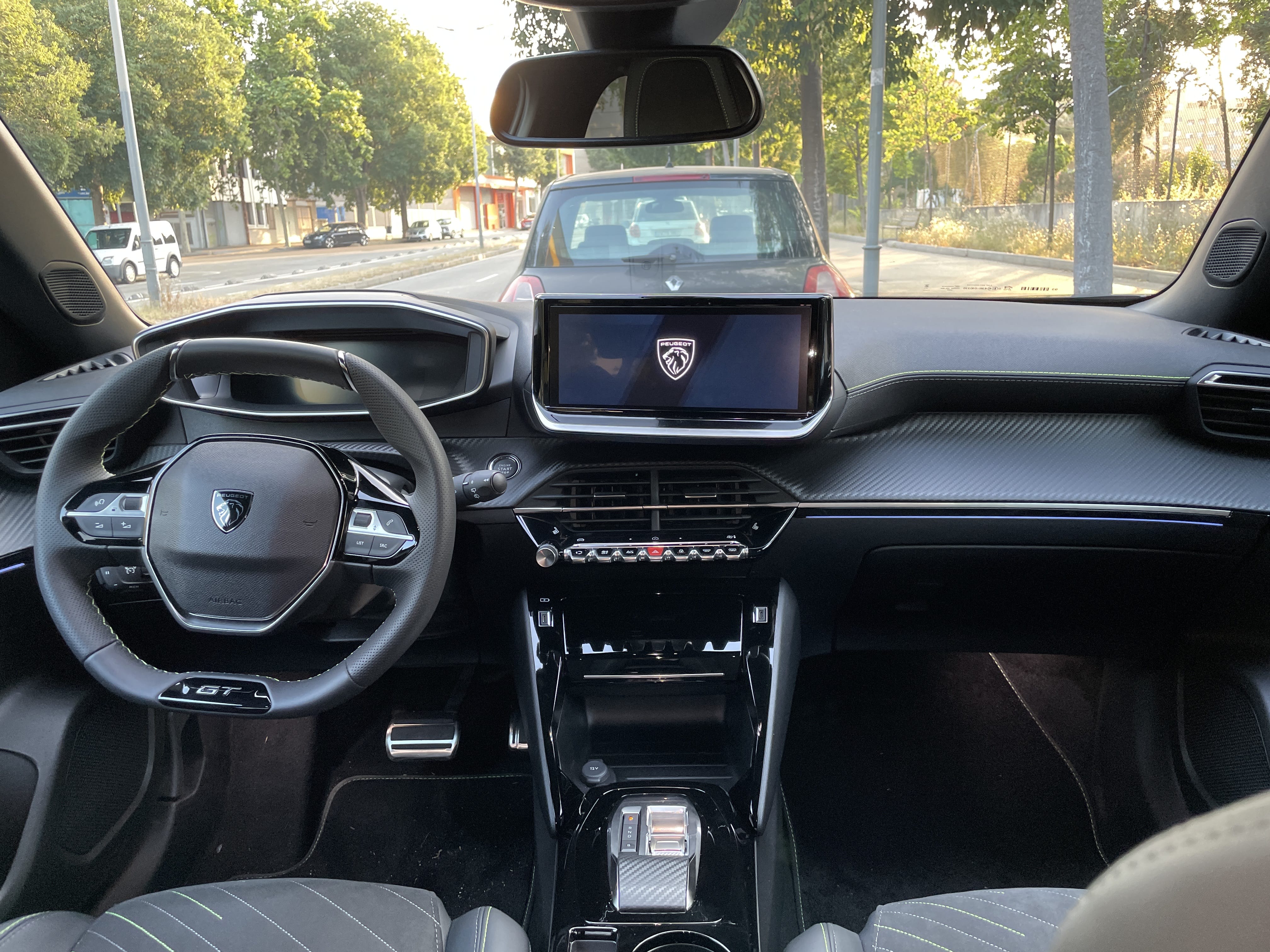 Peugeot e-2008 con Control de velocidad