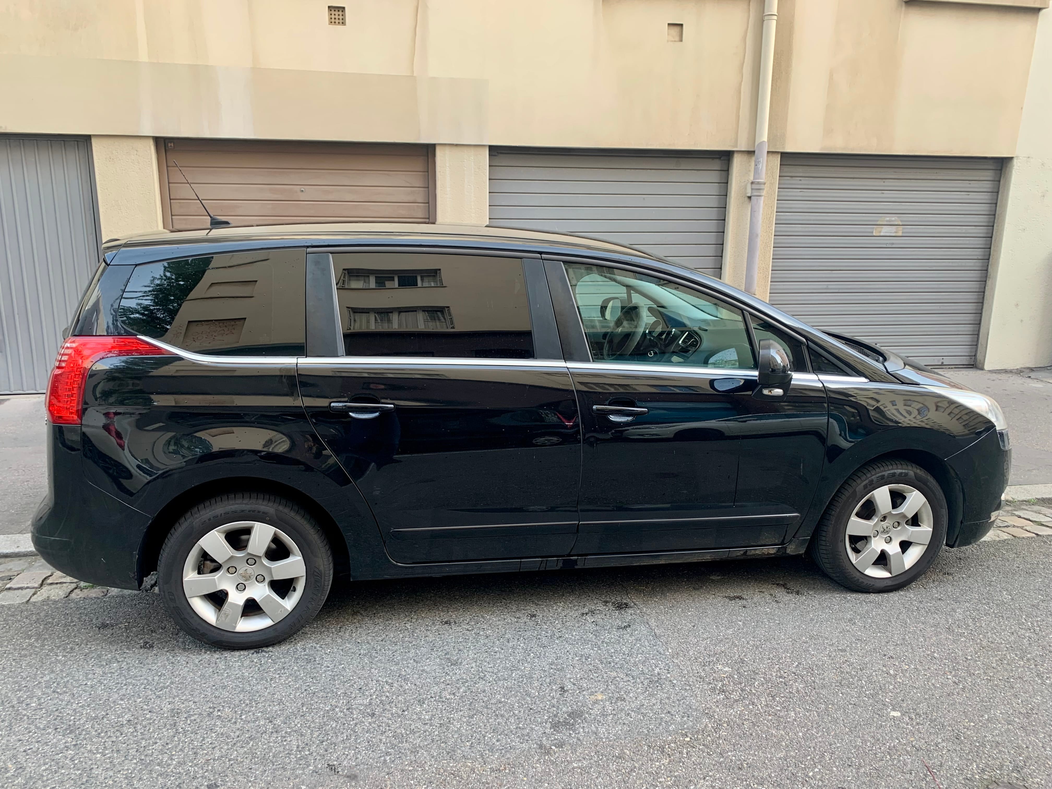 Peugeot 5008 7 places NOIR HDI BK CLIM AUTO GPS RÉGULATEUR DE VITESSE with Bluetooth audio