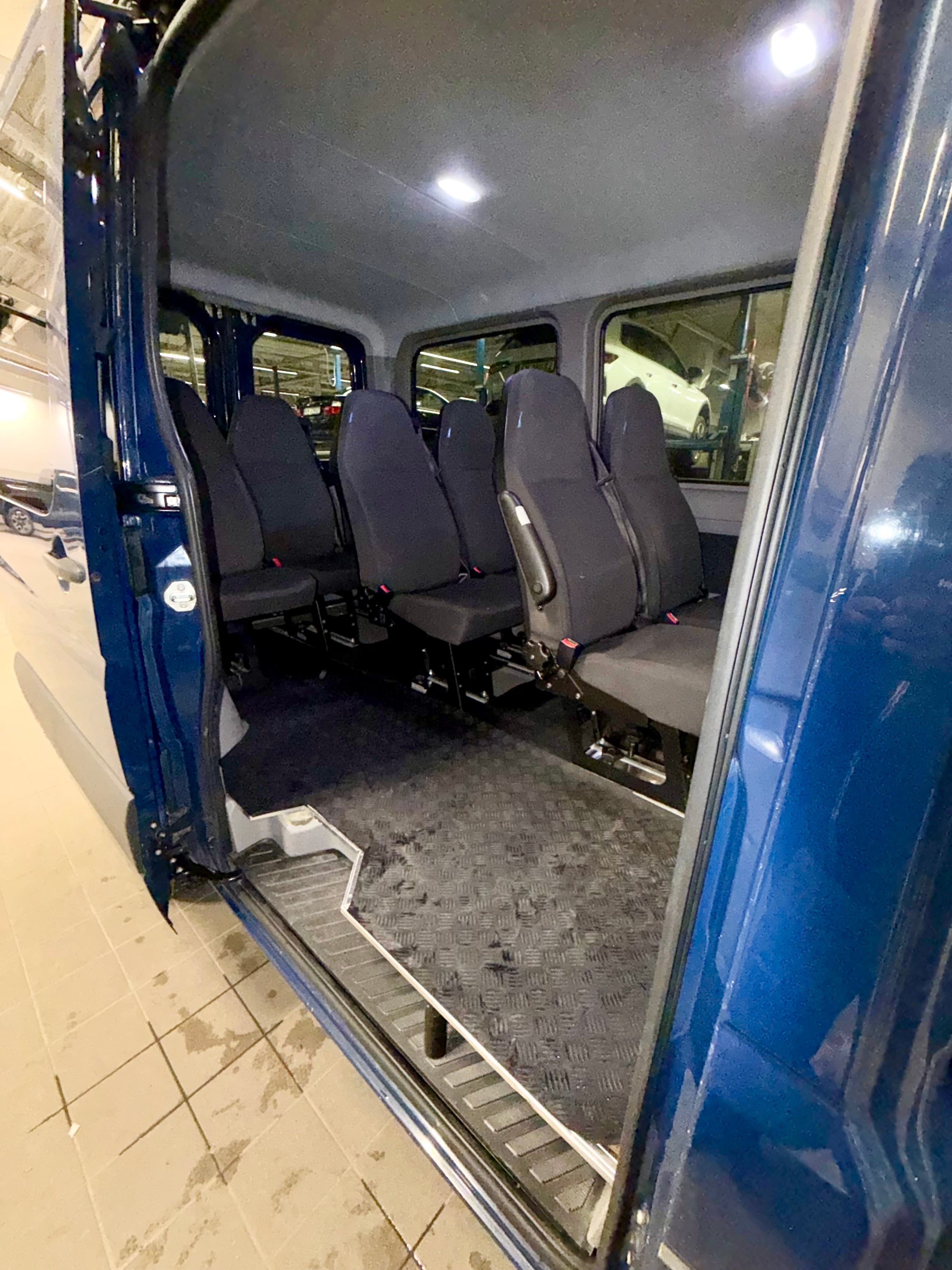 Volkswagen Crafter Combi mit Kindersitz