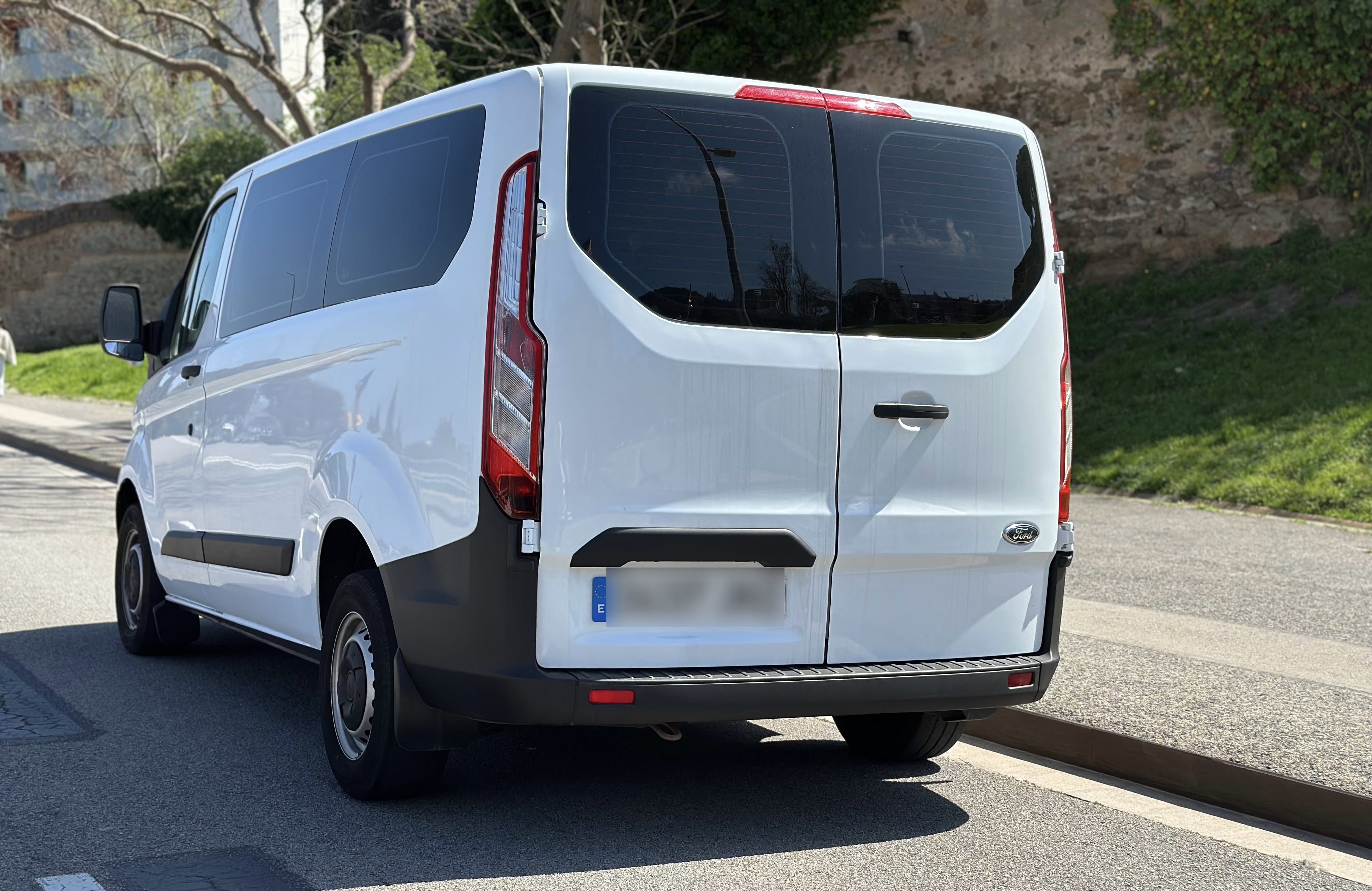 Ford Transit Custom Kombi JHZ med Lydinngang