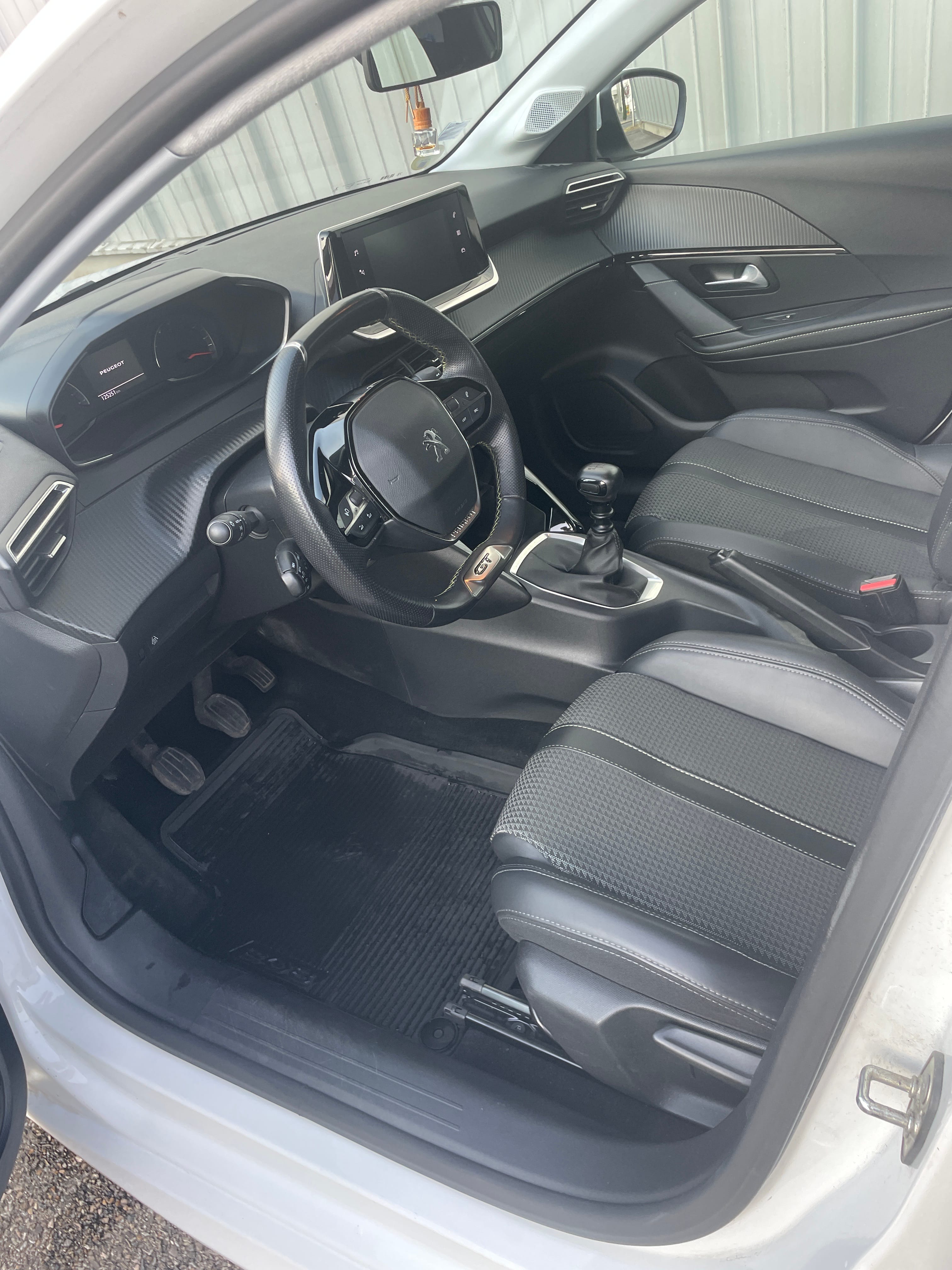 Peugeot 208 avec Siège bébé