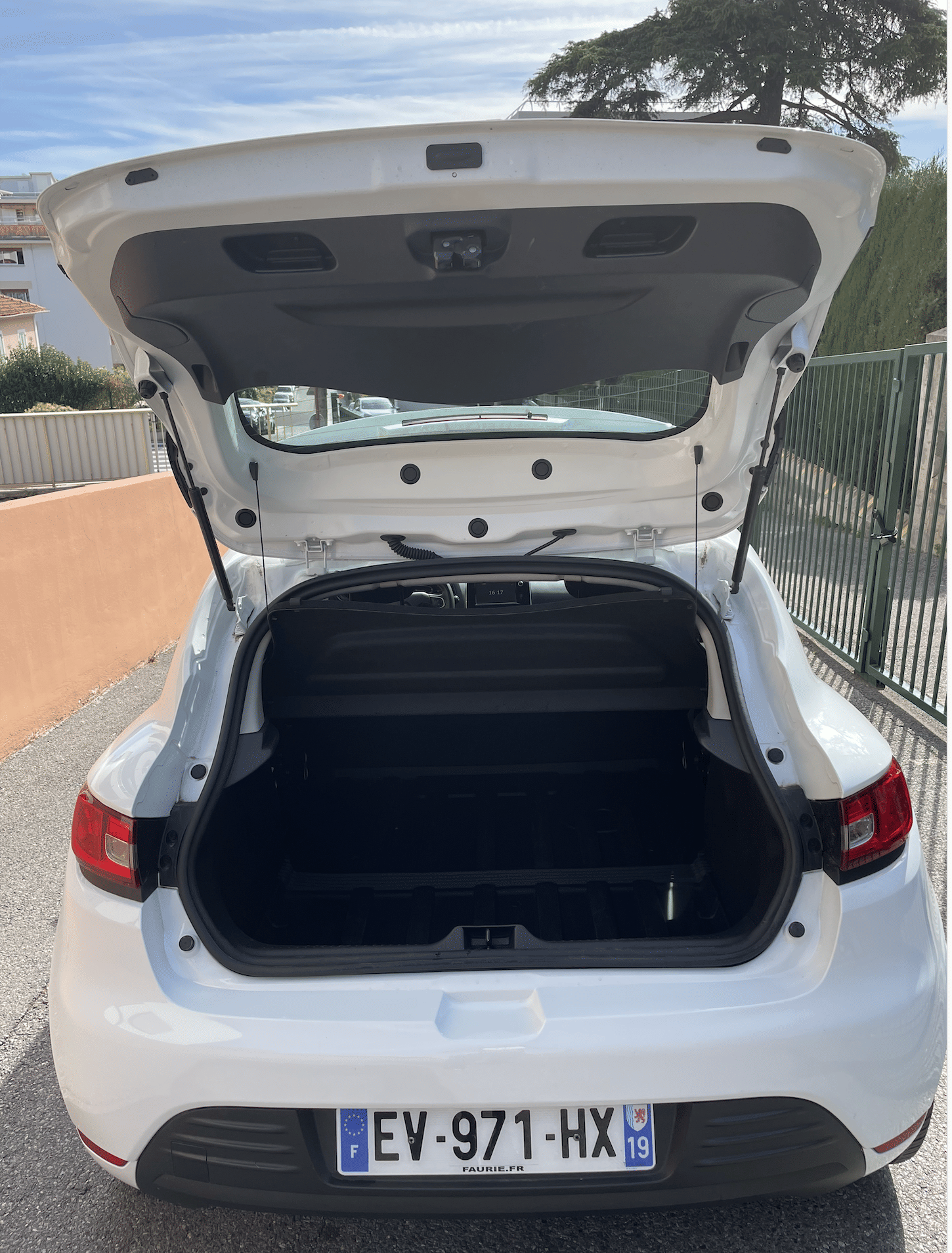Renault Clio Société 2 places + Grand coffre con Accesible silla de ruedas