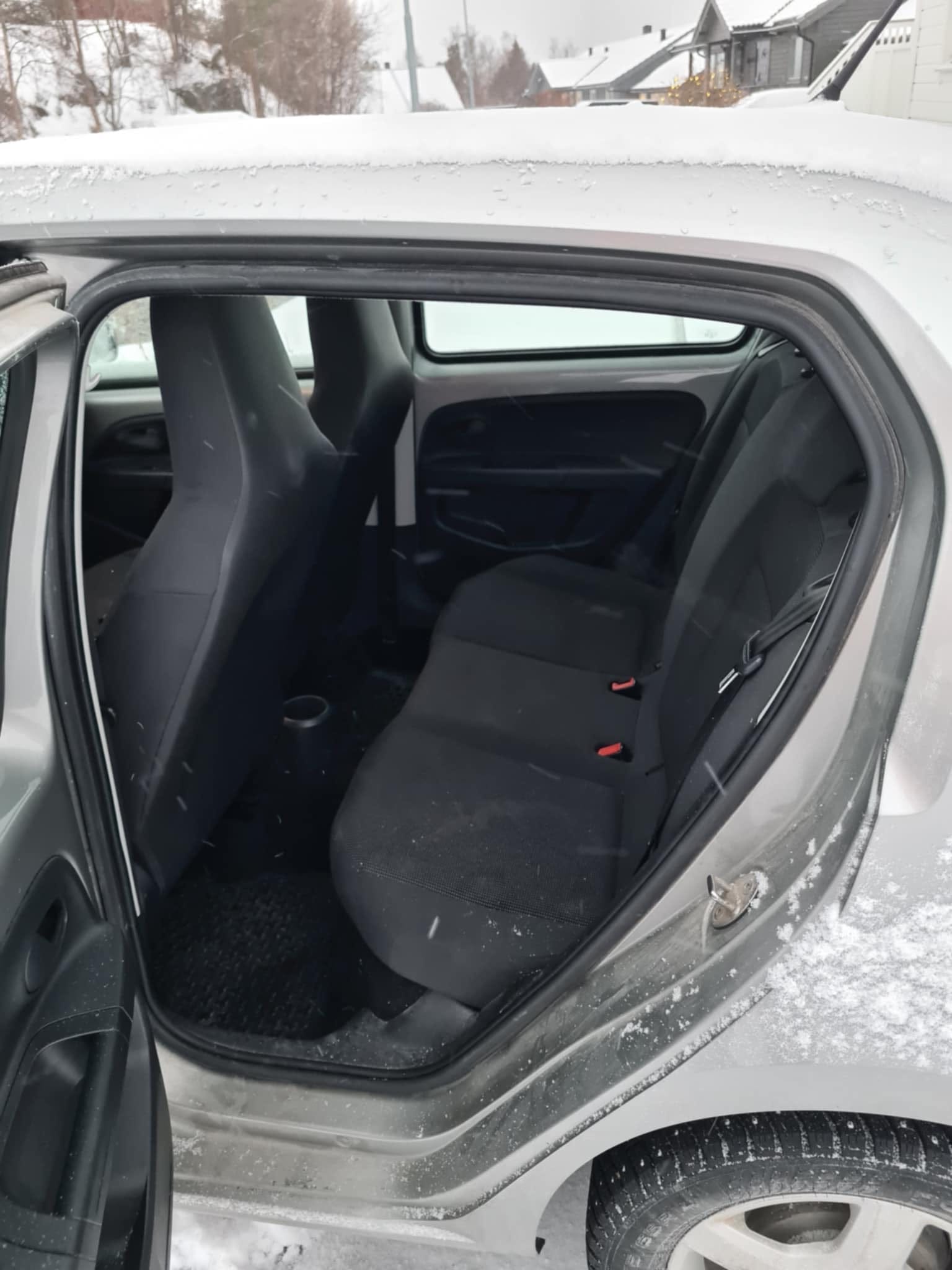 Volkswagen Up! spiked winter tires avec Audio Bluetooth