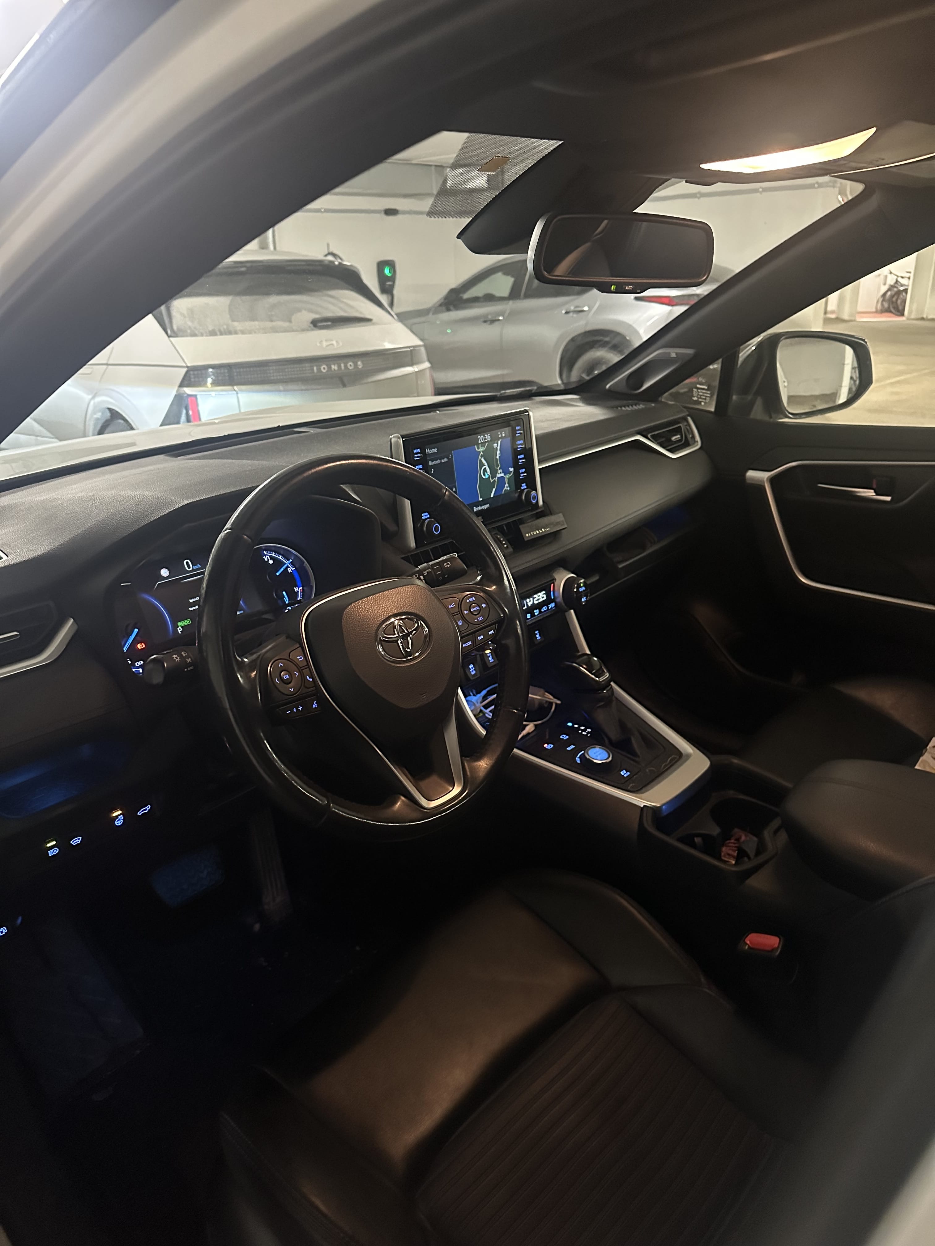 Toyota RAV 4 Hybrid met Autostoel baby