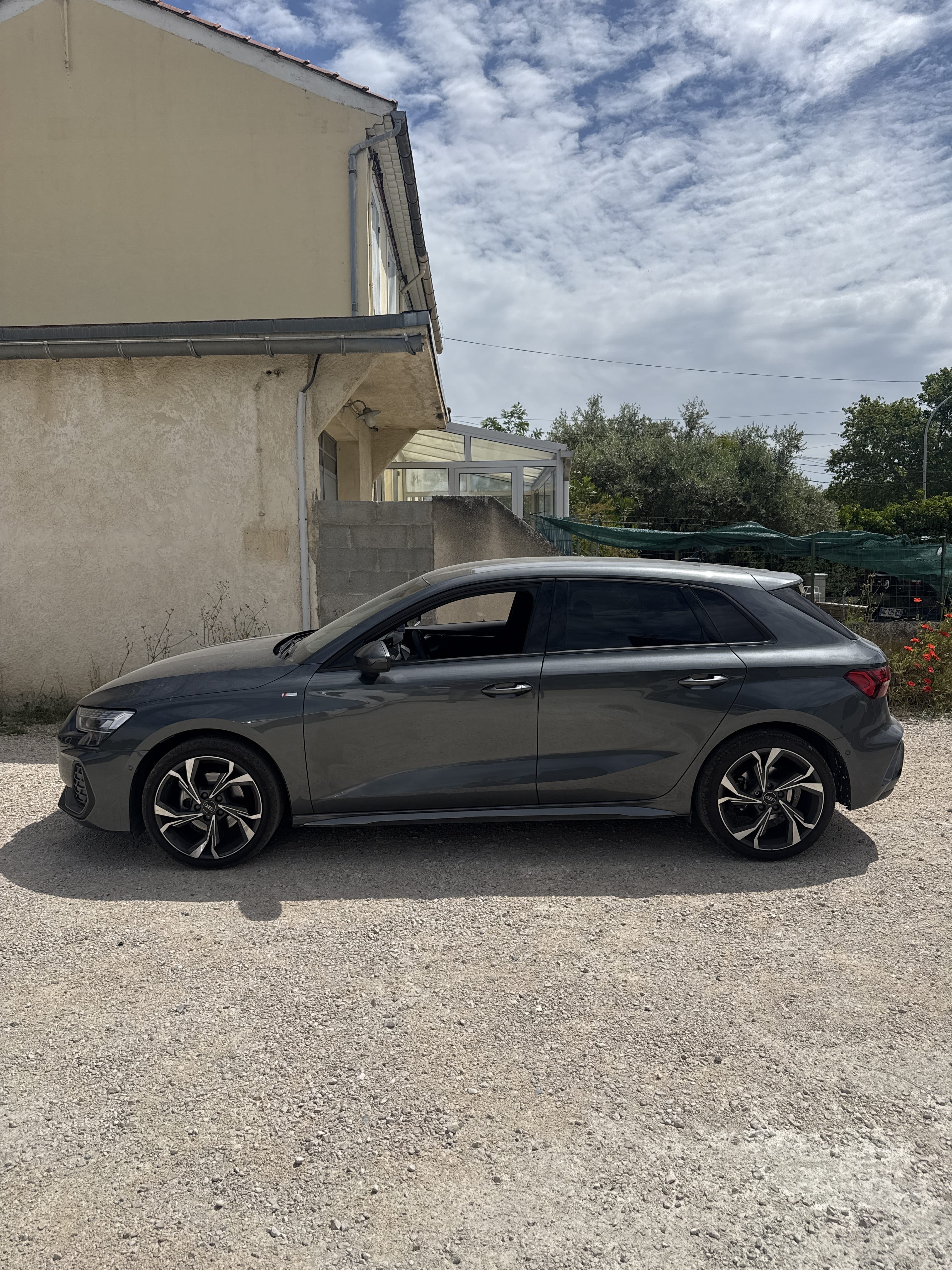 Audi A3, 2025, Essence 95 / Électrique (hybride), automatique