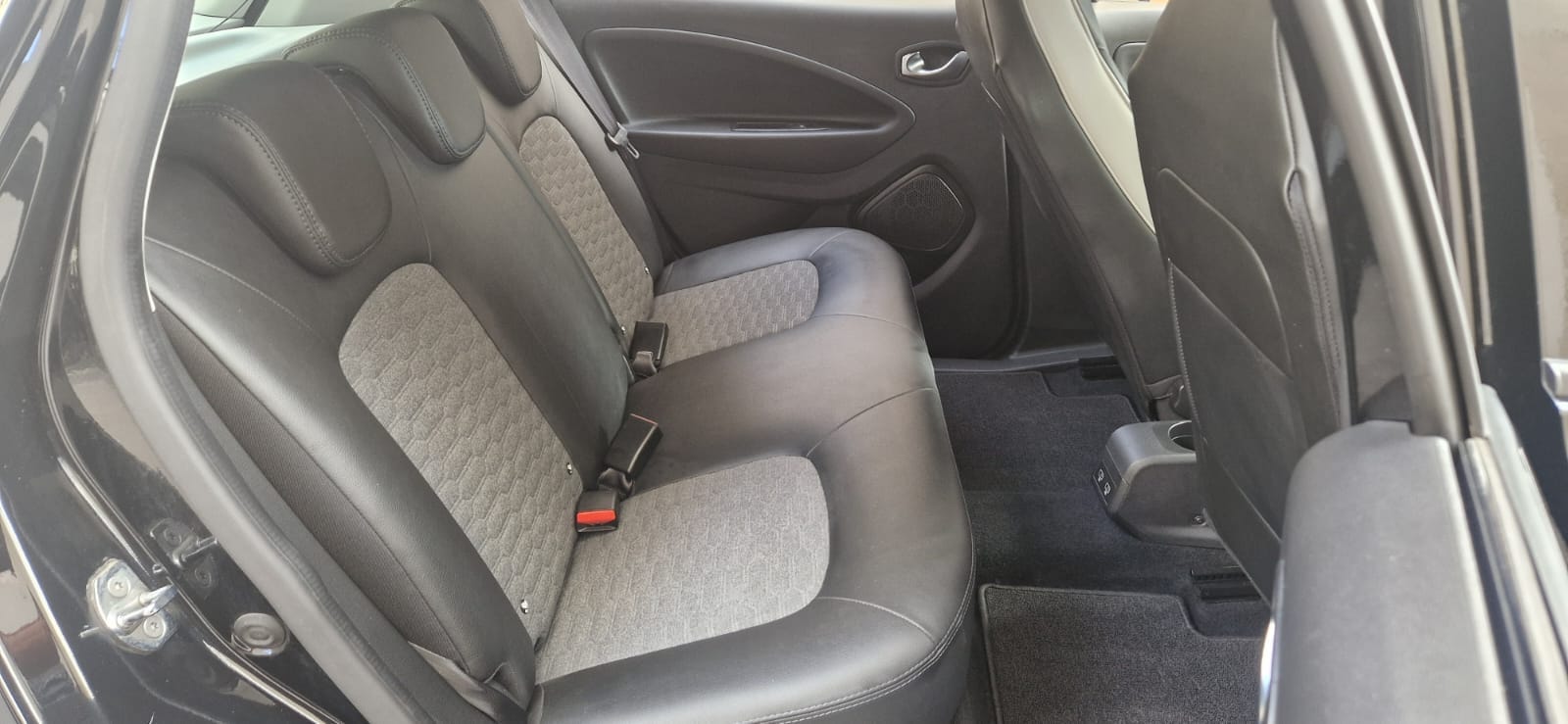 Renault ZOE TOUTE OPTION 52 kWh – 100 % électrique, stationnement gratuit avec Apple CarPlay