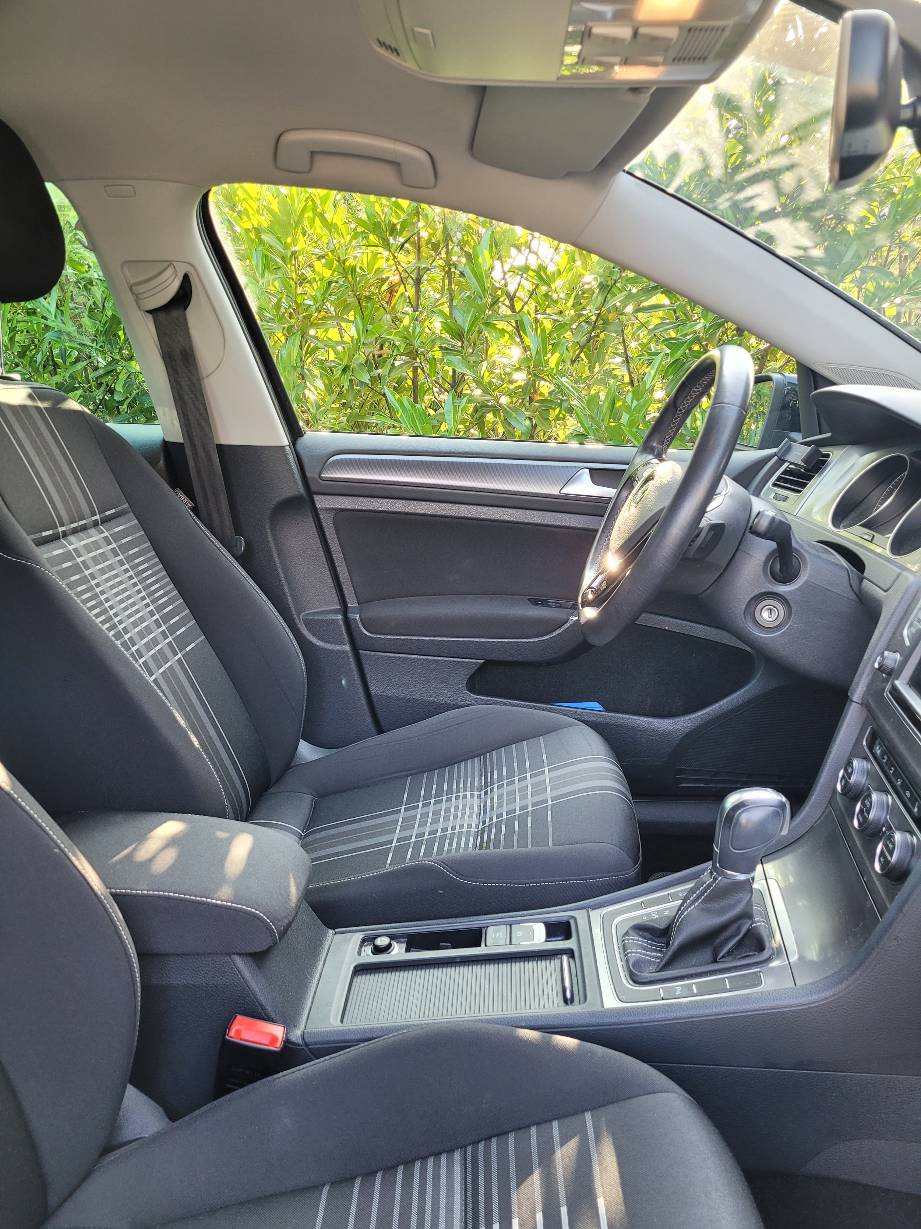 Volkswagen Golf mit Kindersitz