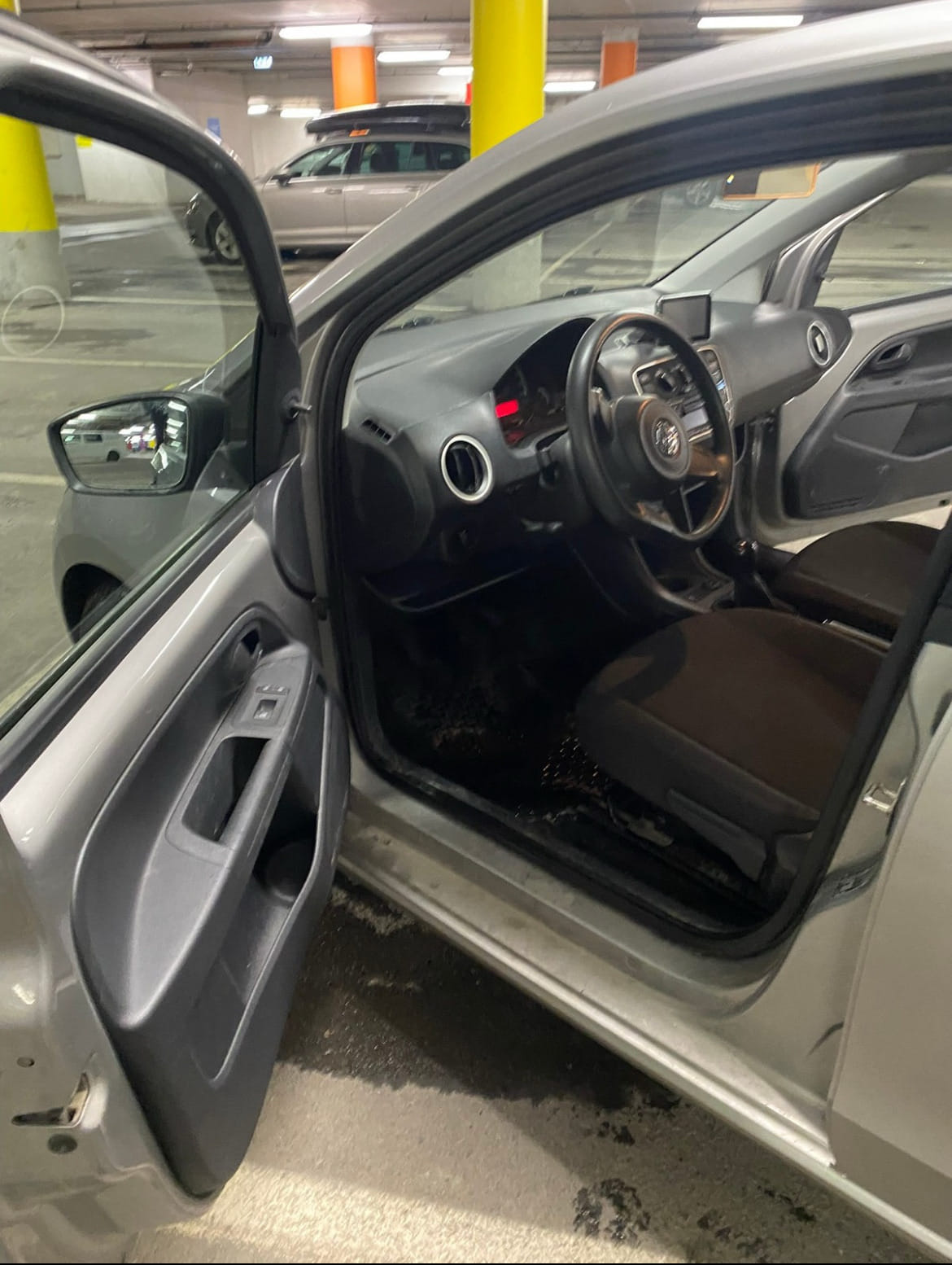 Volkswagen Up! spiked winter tires avec Climatisation