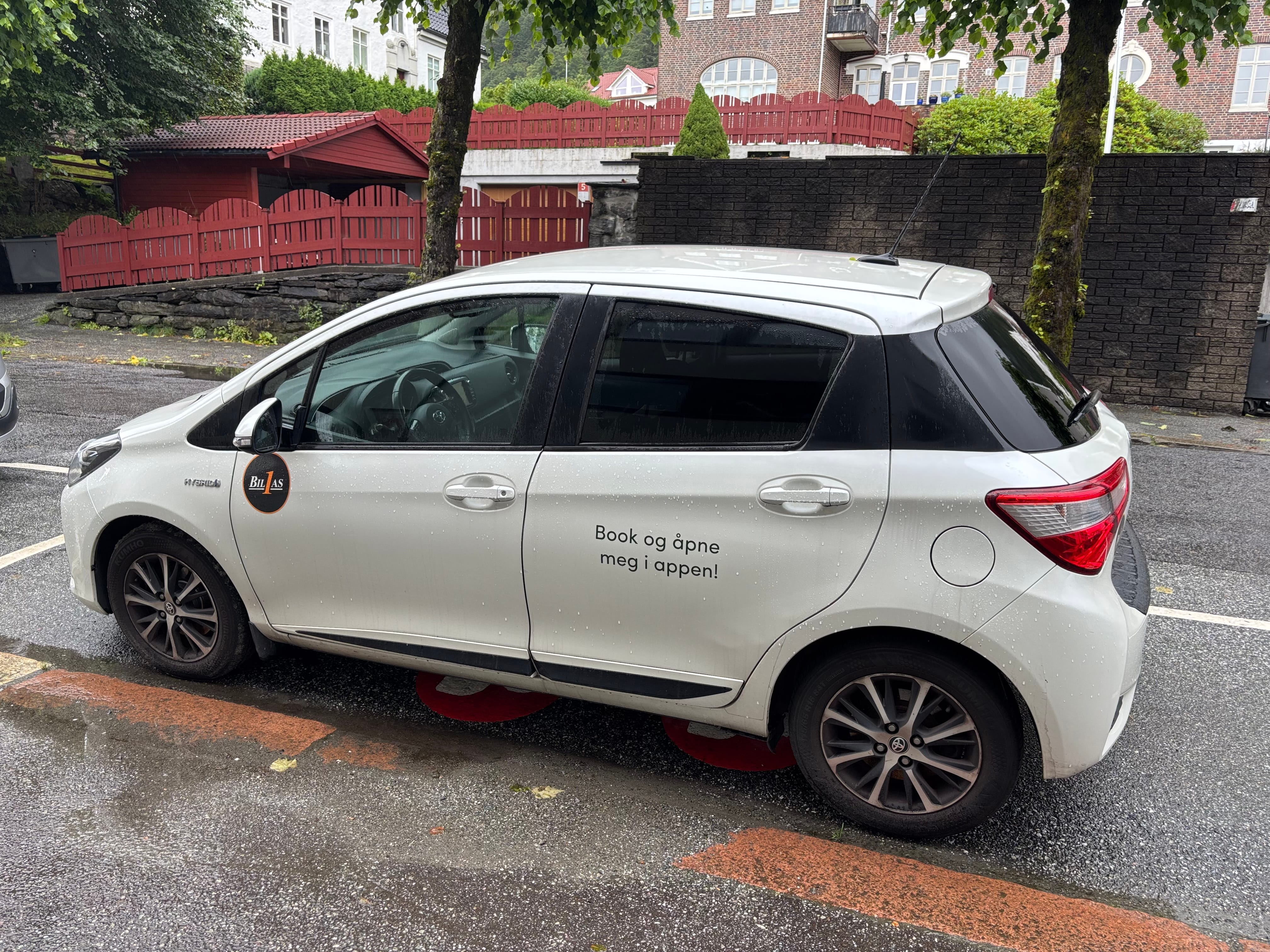Toyota Yaris Hybrid Bensin 5 seter Automat avec Climatisation