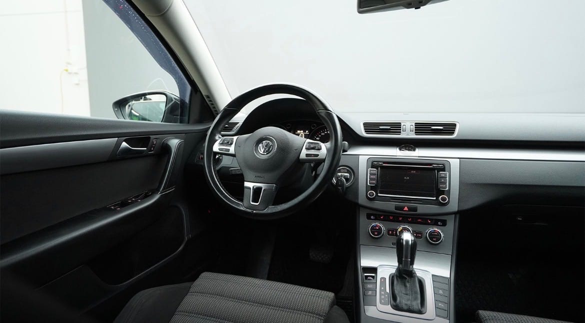 Volkswagen Passat SW Roof cargo box with Bluetooth audio