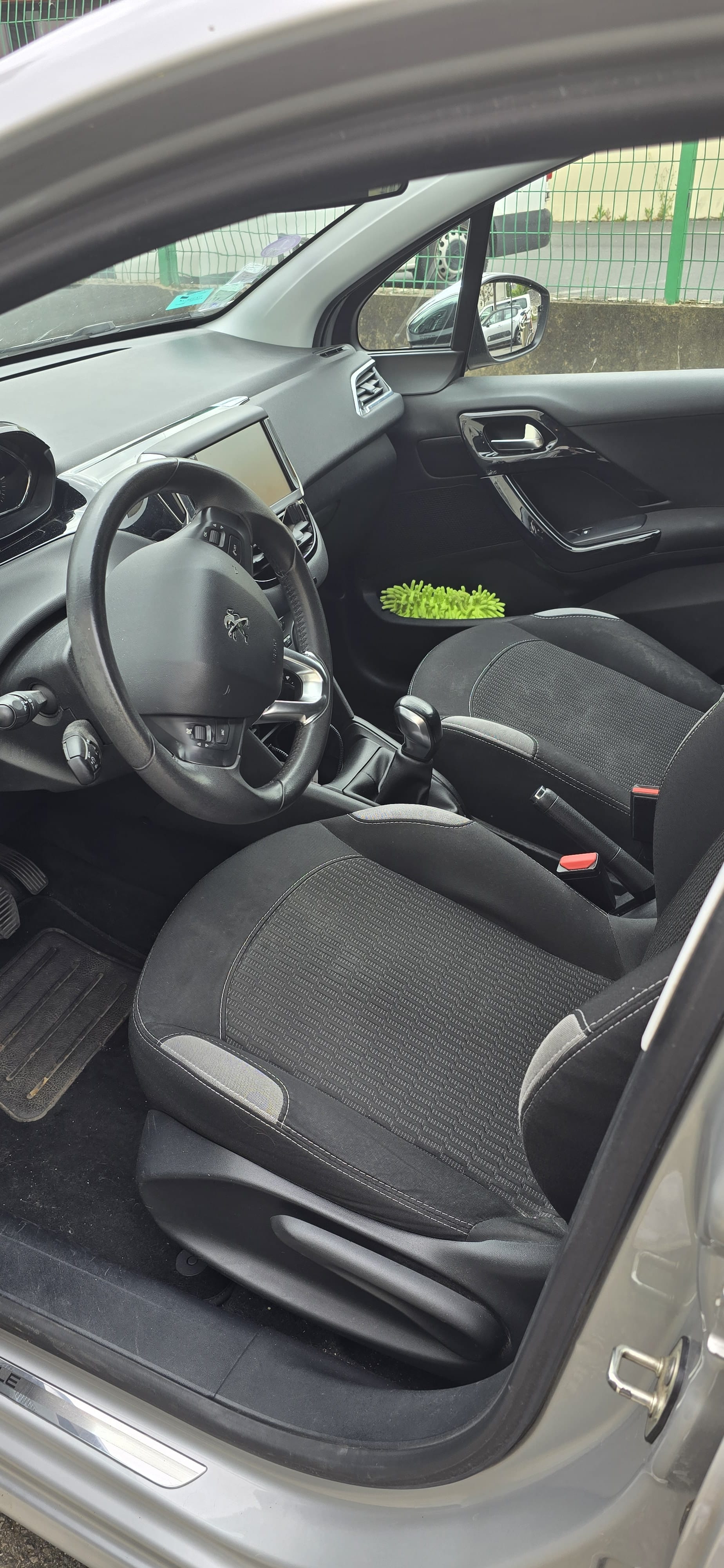 Peugeot 208 1.2 PureTech con GPS
