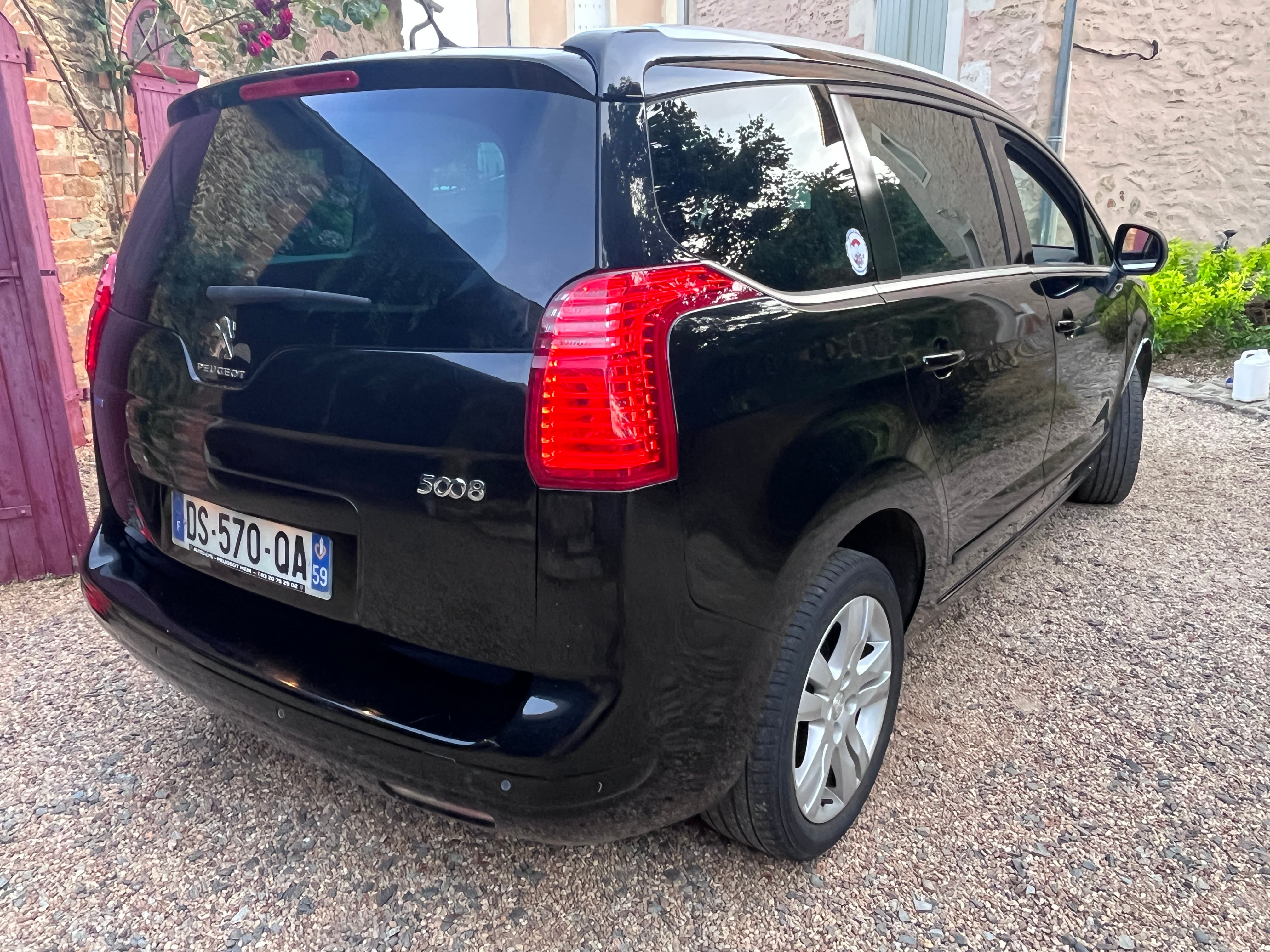 Peugeot 5008 avec GPS