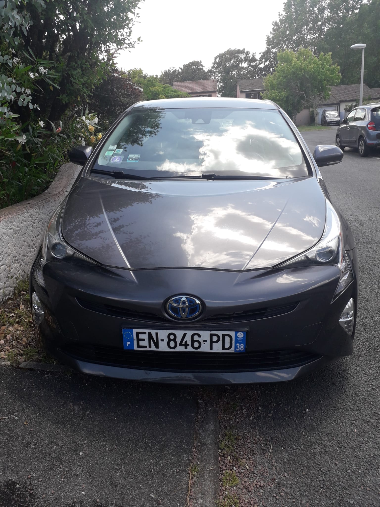 Toyota Prius Four avec Coffre de toit