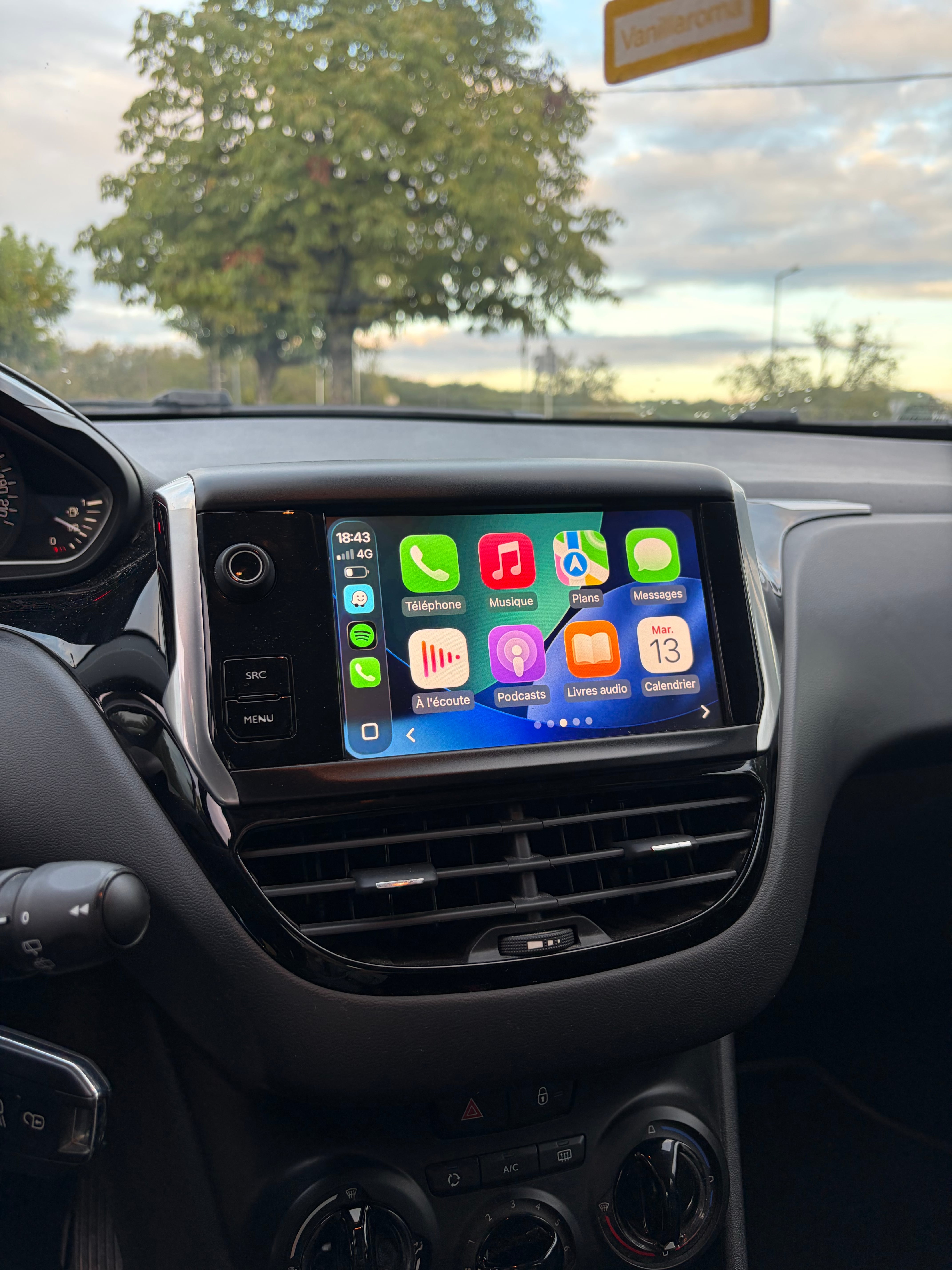 Peugeot 208 avec Apple CarPlay