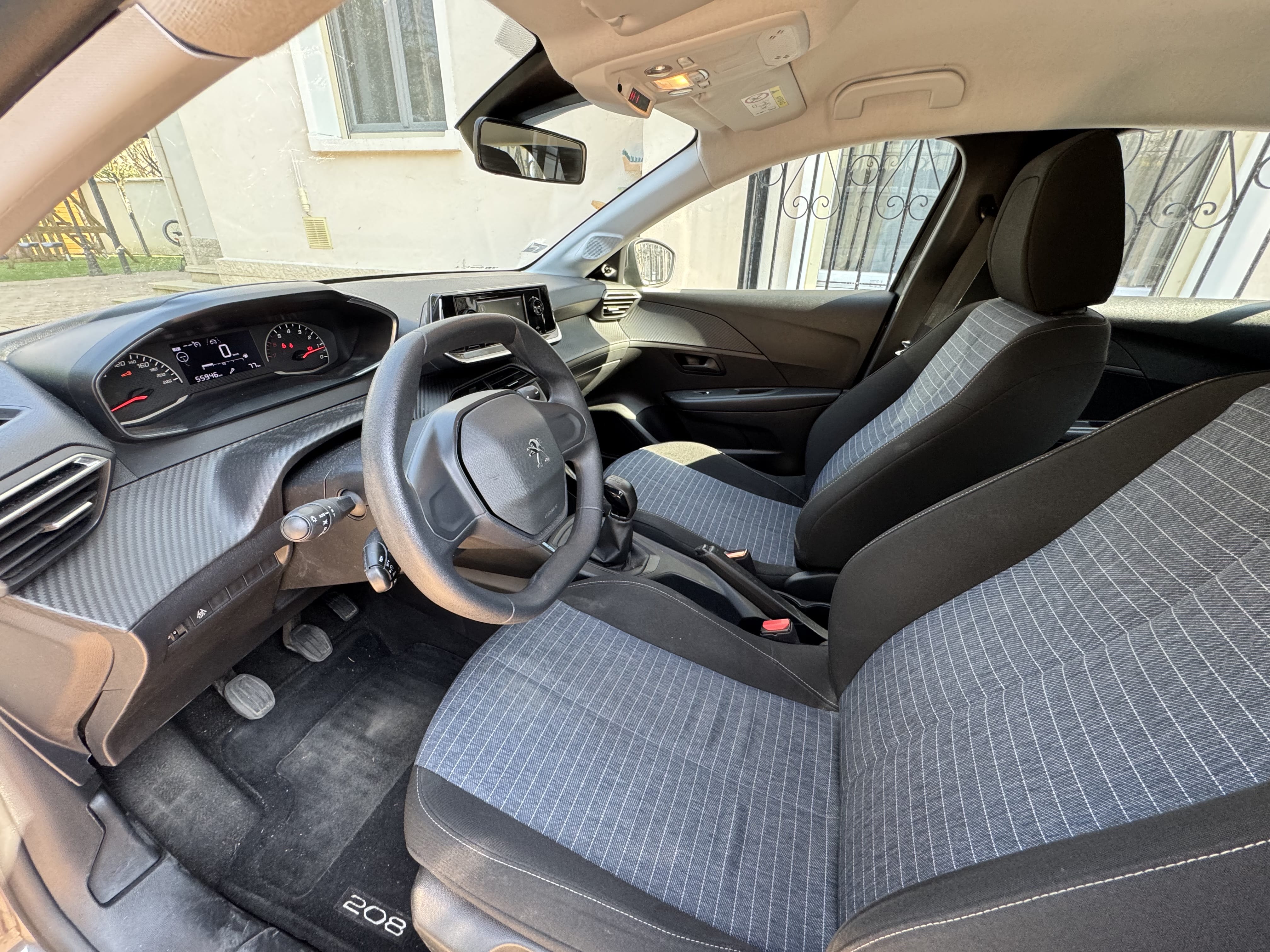 Peugeot 208 essence économique avec Autoradio