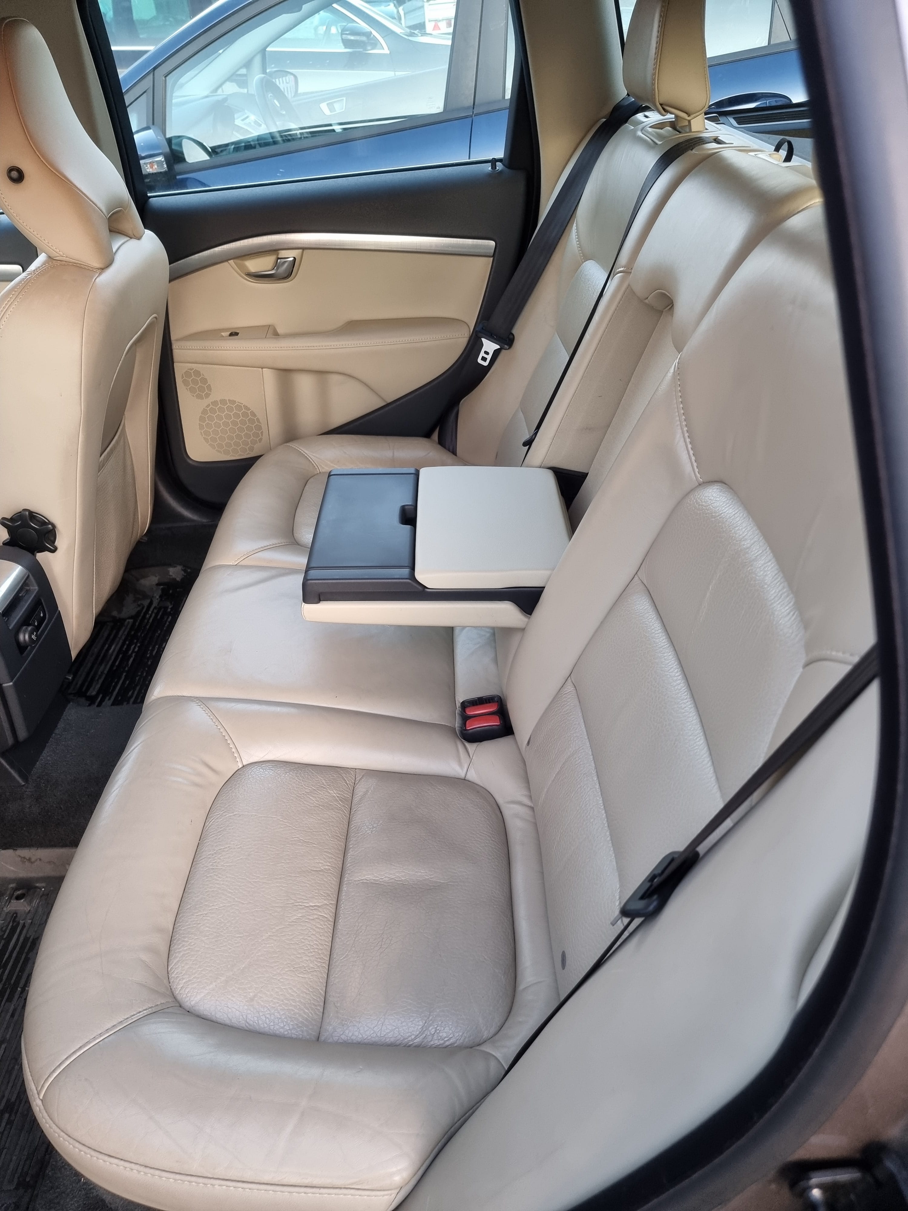 Volvo V70 with Bluetooth audio