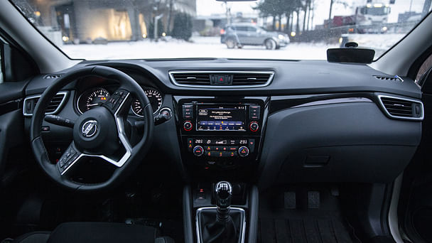 Nissan Qashqai med ekstra pedalsett til øvelseskjøring med Lydinngang