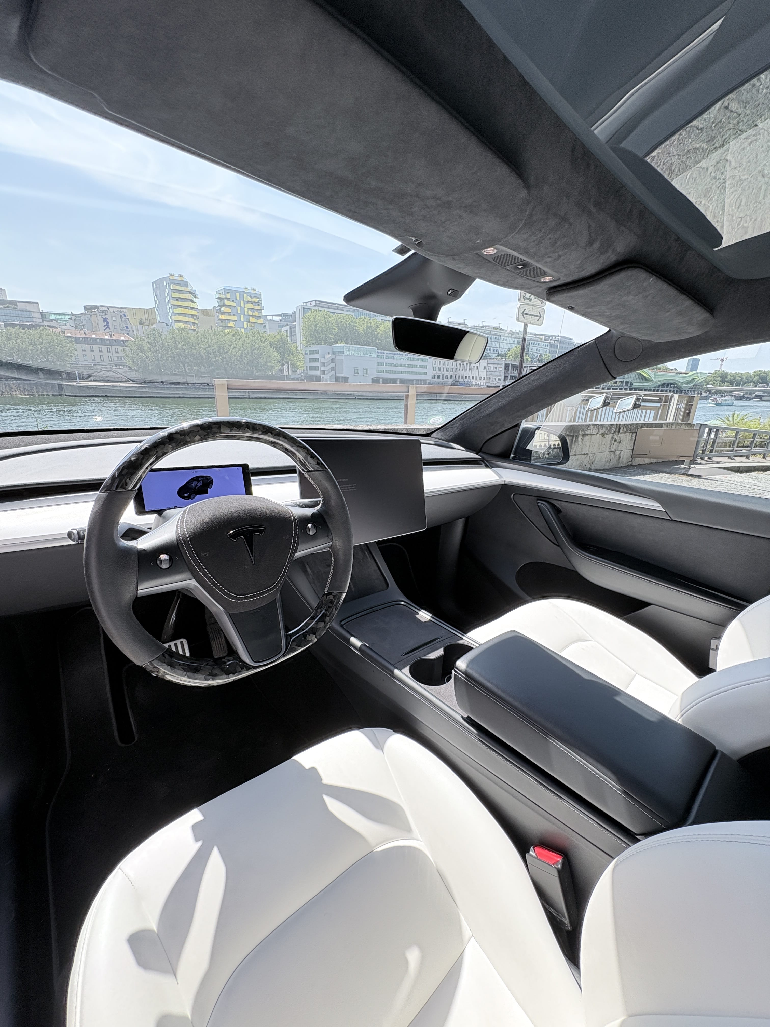 Tesla Model Y avec GPS