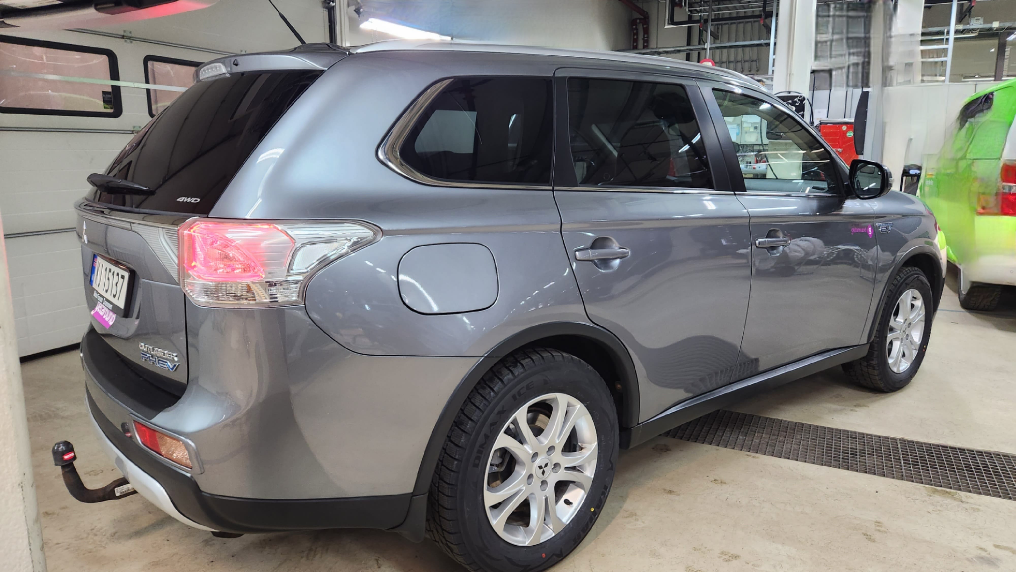 Mitsubishi Outlander Hybrid 2,0 Bensin, Automat, 4WD, hengerfeste,  Skiboks, inkl Beboerkort parkering with GPS