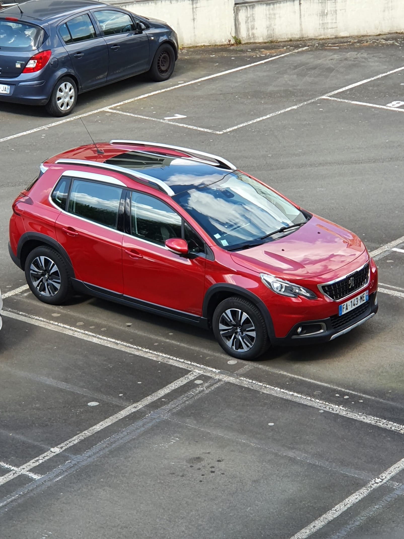 Peugeot 2008 rouge 6 c v avec Climatisation