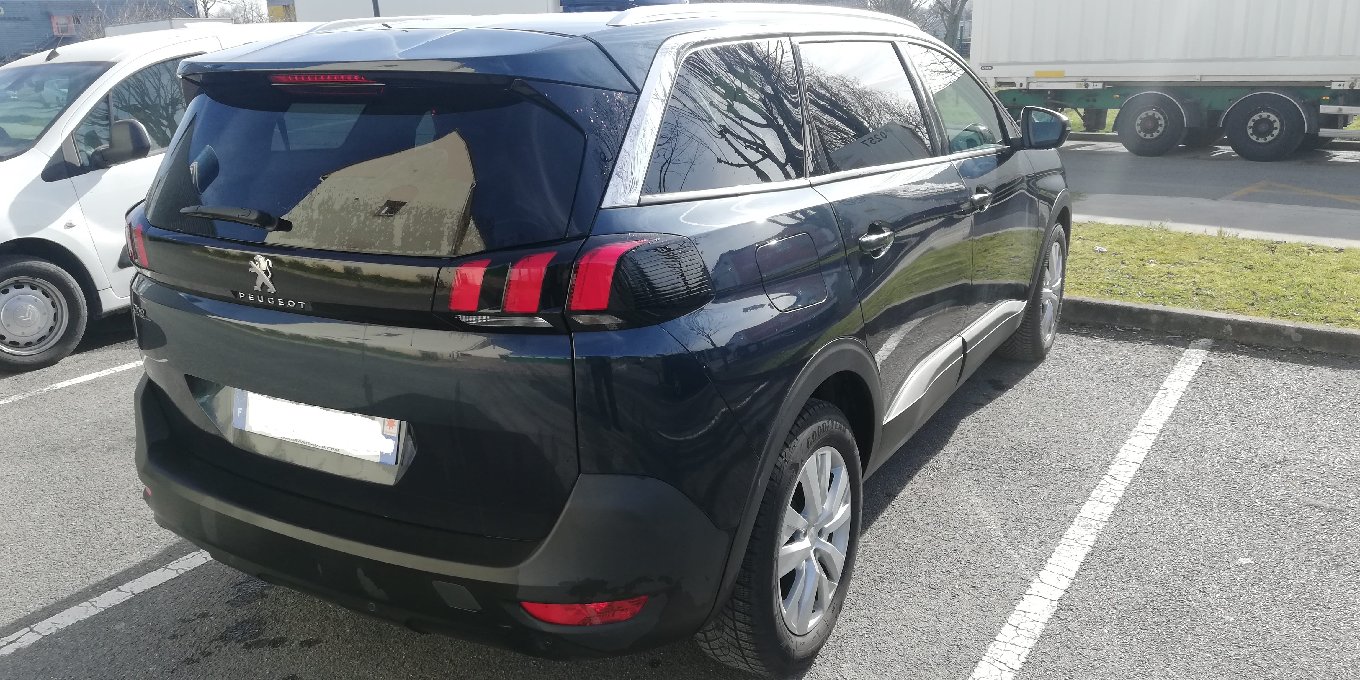Peugeot 5008 avec GPS