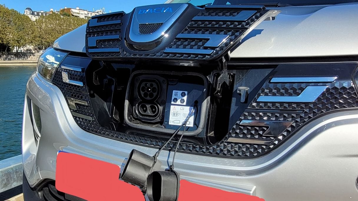 Dacia Spring (GD741) (Clim, Bluetooth, USB, GPS,...) avec Entrée audio / iPod