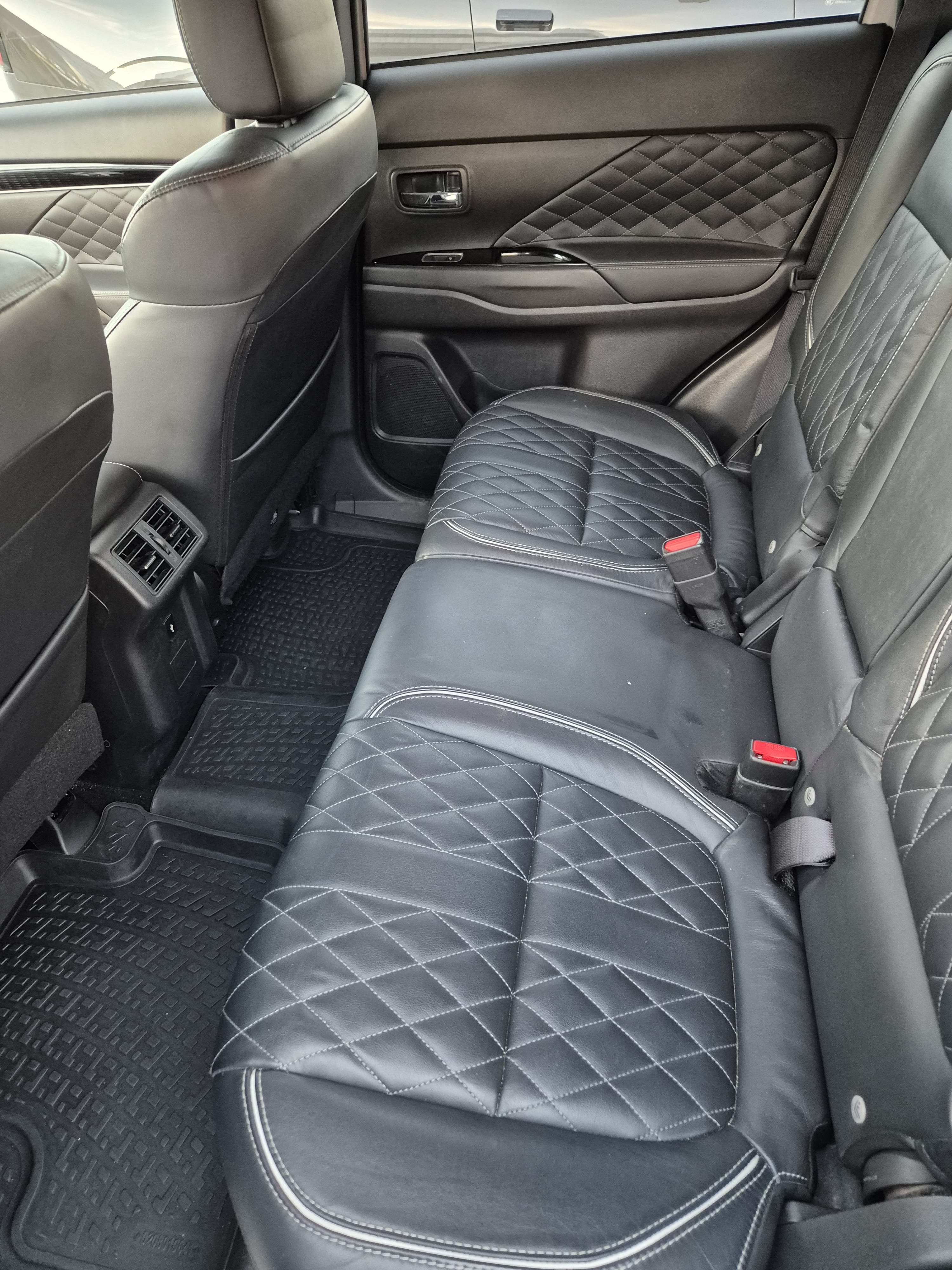 Mitsubishi Outlander Hybrid 2.4L 4x4, Free reserved city parking met Bluetooth audio