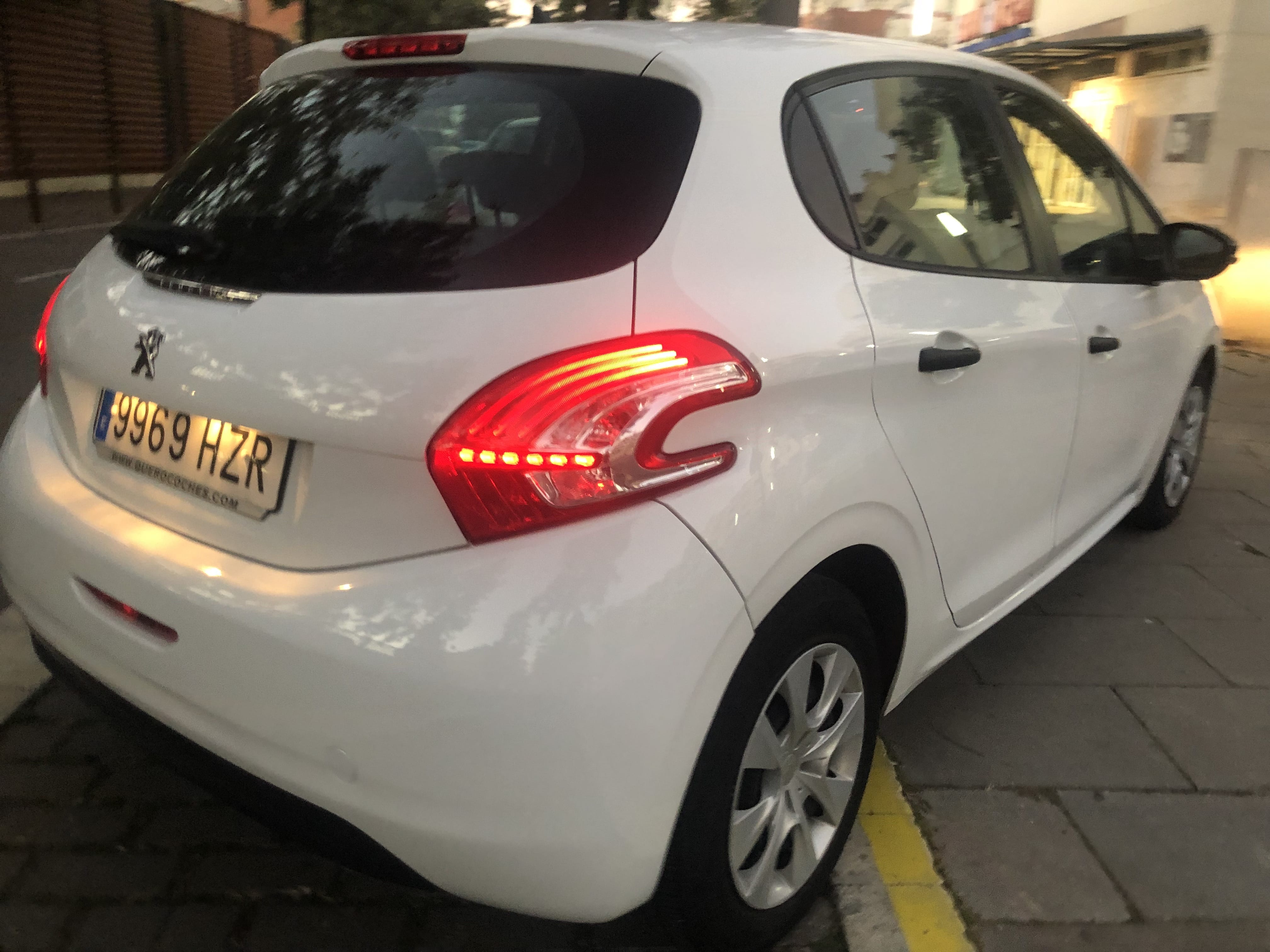 Peugeot 208 con Aire acondicionado
